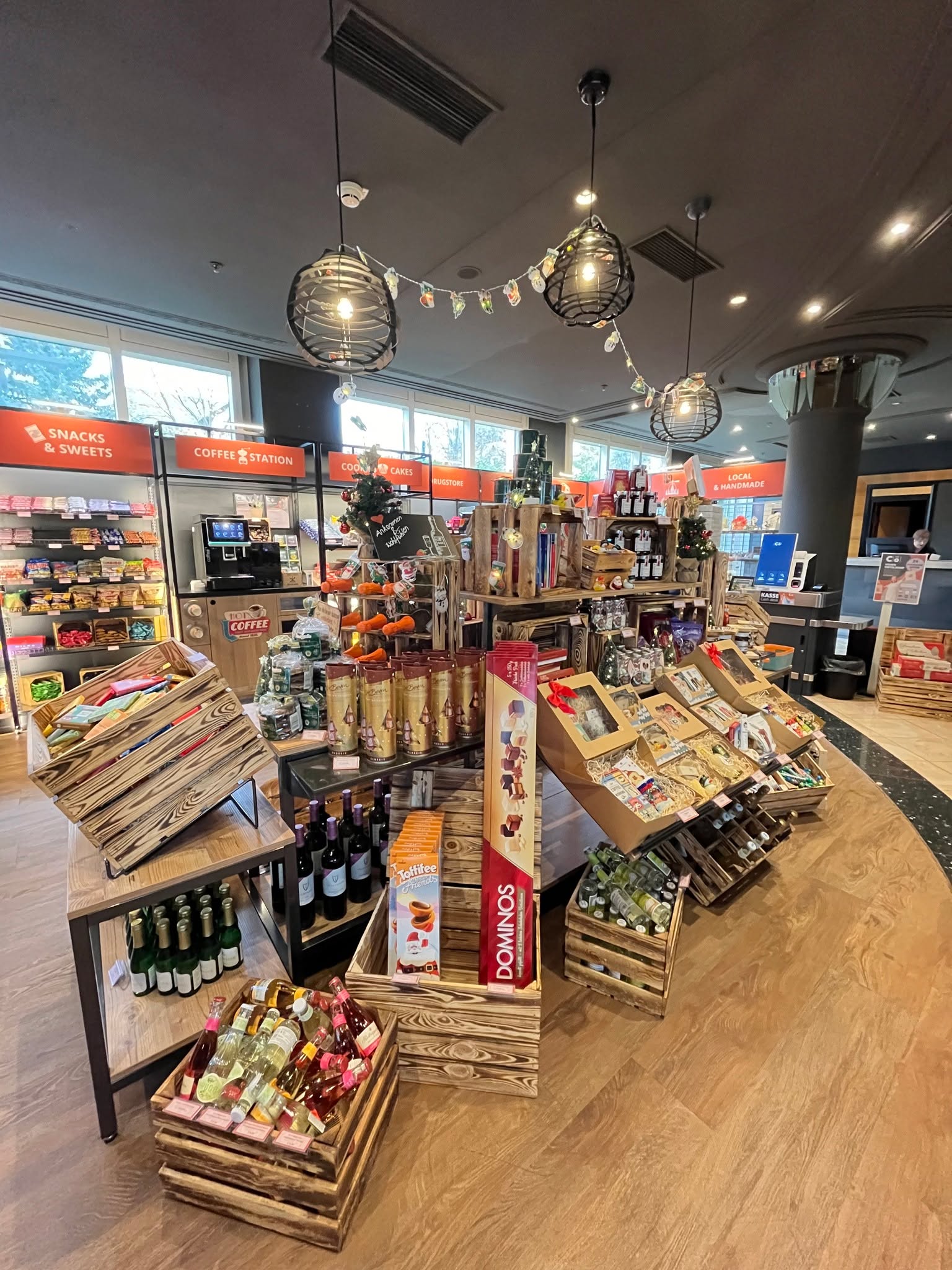 ??? Liebe Gäste,
wir haben aufregende Neuigkeiten aus unserem Hotelshop c/onsum56! ?️??
Pünktlich zur Weihnachtszeit haben wir unseren Shop komplett auf festliche Stimmung umgestellt. ?✨ Jetzt könnt ihr nicht nur leckere Snacks und praktische Reiseutensilien bei uns finden, sondern auch wundervolle Geschenke für eure Lieben besorgen. ??
Unsere Auswahl ist vielfältig und wir haben für jeden Geschmack etwas dabei. ?? Wie wäre es mit einem liebevoll zusammengestellten Geschenkset? Perfekt für alle, die sich gerne verwöhnen lassen möchten. ??♀️ Oder wie wäre es mit einem traditionellen erzgebirgischen Räuchermann? Diese handgefertigten Kunstwerke bringen eine einzigartige Atmosphäre in jedes Zuhause. ?️✨
Für die kalten Wintertage haben wir auch Glühwein und passende Tassen im Angebot. ?☕️ Perfekt, um sich nach einem Spaziergang durch den winterlichen Zauber aufzuwärmen. Und für alle, die gerne regionale Produkte genießen, haben wir tolle Gewürz-Sets von