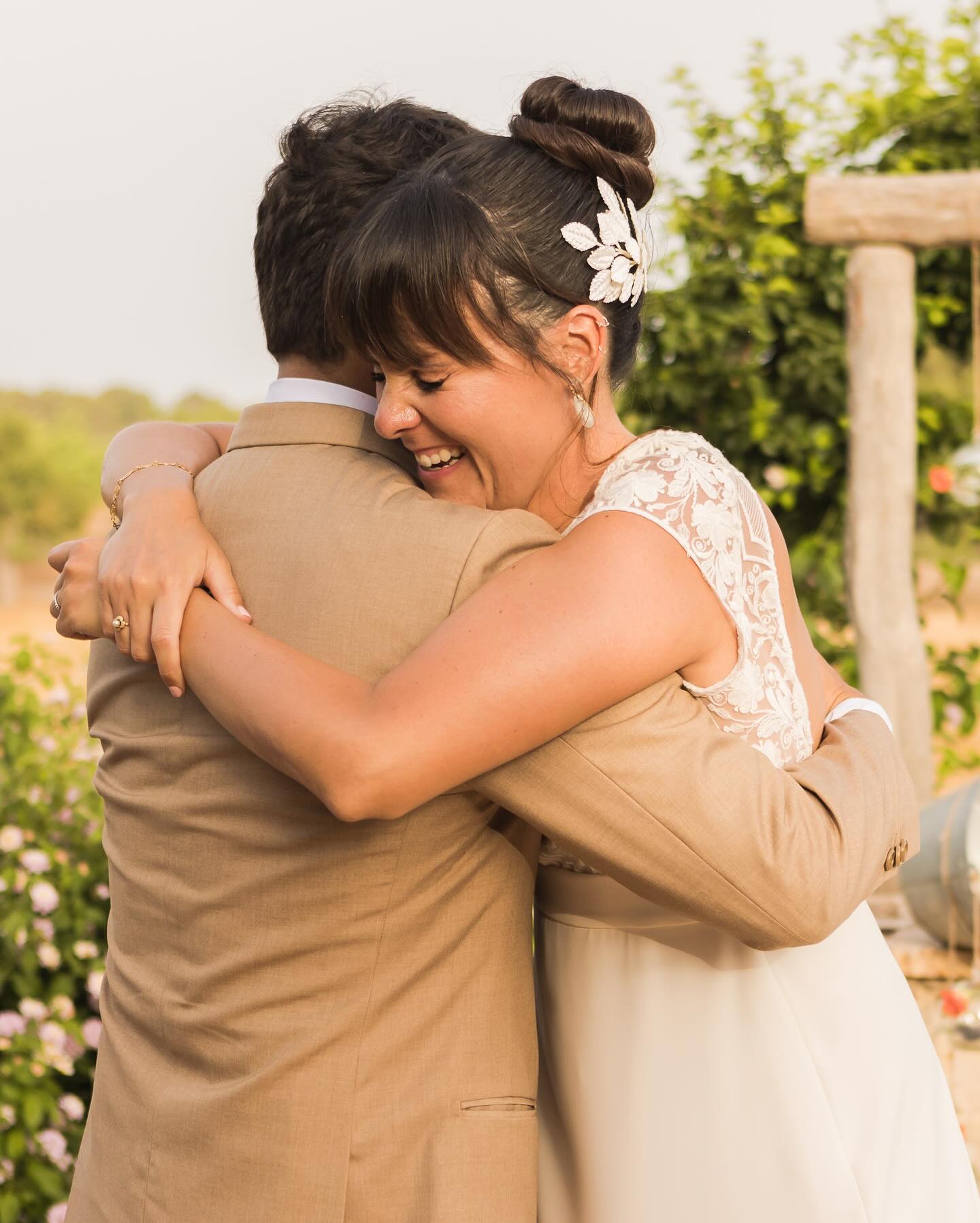 Un abrazo de los de verdad, de felicidad y de amor. Justo al acabar la ceremonia se vive una descarga de emociones y de repente los novios se dan cuenta de que ¡ya está hecho! Y ahora solo queda bailar, comer, beber y disfrutar ?
? @priscalagunaphotographer
? Villa Valens
? @bernardovichbodasyeventos
? @faustodjycantante
? www.priscalagunaphotographer.com
#bodamallorca #weddingphotographermallorca #weddingday #villavalens #mallorcaphotographer #priscalagunaphotographer #majorcaphotographer #fotografodebodasmallorca #reciencasados