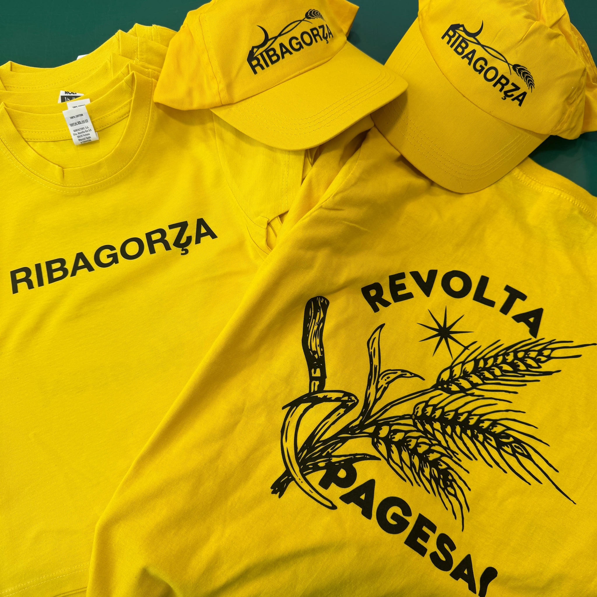 Acabem la setmana així de reivindicatives!
SAMARRETES I GORRES per ser vistes des de lluny ??❤️
#ribagorça #ribagorzça #revoltapagesa
#pallarssobirà #pallarsjussà #altpirineuiaran #valdaran #altàneu #esterridàneu #vallsdàneu #llavorsí #rialp #alins #baqueiraberet #espot #sort #lapobladesegur #tremp #valldecardós #vallfarrera #salardú #vielha #tredos #arties #dissenygràfic #copisteria #impremta #serigrafia #retolació #merchandising