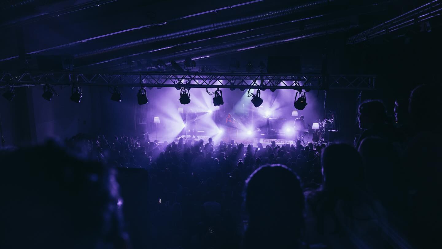 @madelinejuno | Tour Zu Besuch 2024 | 📷 @mr.mediaa | #dennisbaumannlighting #lotte #lightingdesign #ma2 @ma_lighting_international #dailybeams #brightnessblog @brightnessblog