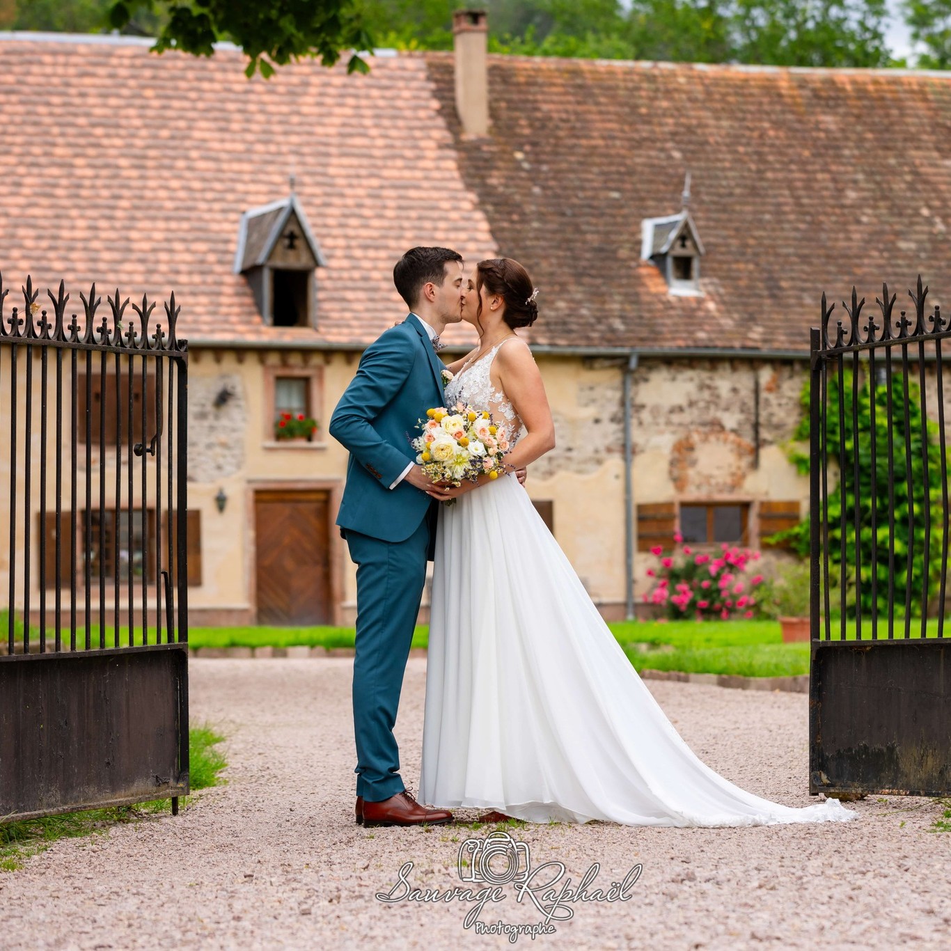 ~??⛪?~
-
Le 1er juin dernier, Fanny et Antonin ont célébré leur union au somptueux Château de Thanvillé?.
Malgré quelques gouttes de pluie, l’amour et la joie ont illuminé cette journée inoubliable. ?️❤️
-
Merci, Fanny et Antonin, de m’avoir choisi pour photographier votre jour spécial.?
-
Les photos de leur magnifique journée sont d'ores et déjà disponibles sur notre site www.raphael-sauvage.com ?
A vos identifiants !
-
-
-
#weddingday #WeddingInspiration #Bride #Groom #WeddingPhotography #WeddingPhoto #JustMarried #WeddingDress #BrideAndGroom #Love
#RomanticWedding #WeddingDetails #WeddingIdeas #WeddingMoments
#WeddingSeason #WeddingVibes
#mariage #WeddingStyle #WeddingCeremony #alsace #photography