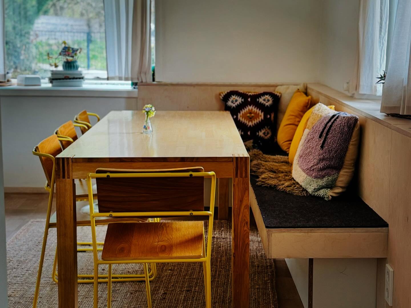 Kleiner Blick wo unsere Gäste am liebsten feine Dinge essen und guten Wein im Chalet Franzi zu sich nehmen? ?#feinedinge #essen #trinken #esstisch #chaletfranzi #urlaubindenbergen