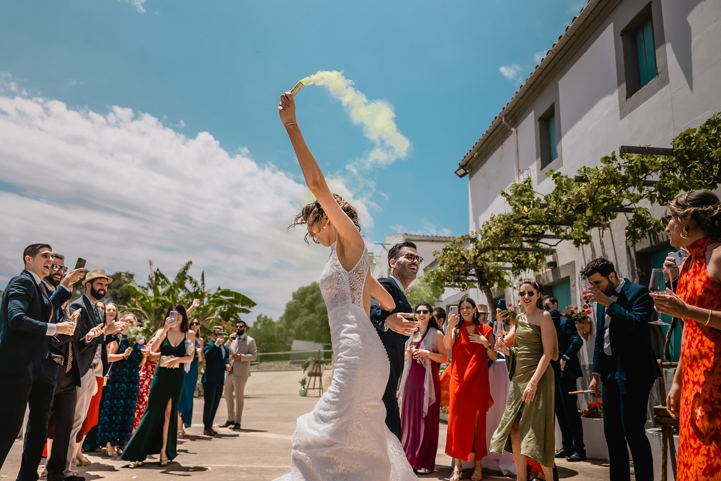 Entradas que se recuerdan ✨
Como digo siempre: tu boda, tus reglas. ¿Quieres tener (también) entrada al aperitivo? ¡Dale caña! Es vuestro día ❤️
Fotógrafa: @priscalagunaphotographer
Catering y finca: Villa Valens por @bernardovichbodasyeventos
Peluqueria y maquillaje: @tonibennasarhairdresser
Vestido: @rosa_clara
Traje: @tiendas_uomo
Flor: @floristeria_de_petra
DJ: @faustodjycantante
? www.priscalagunaphotographer.com
#WeddingPhotographerMallorca #WeddingDay #MallorcaPhotographer #PriscaLagunaPhotographer #MajorcaPhotographer #FotografoBodaMallorca #VillaValens #MallorcaWeddingDestination
