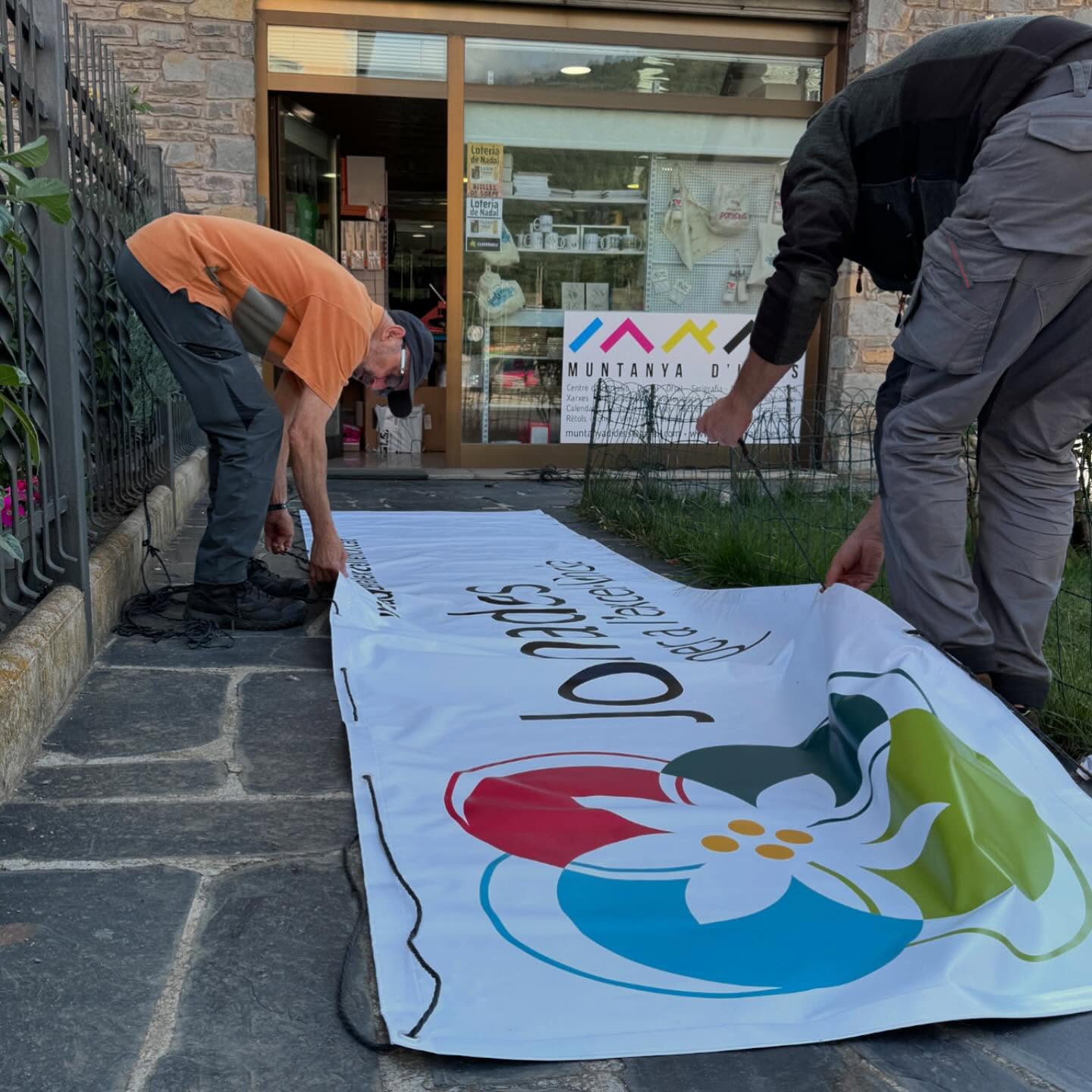 Acaba setembre i què toca?
@jornadesperalexcellencia
Un altre anys treballant a tope!
#pallarssobirà #pallarsjussà #altpirineuiaran #nautaran #valdaran #altàneu #esterridàneu #vallsdàneu #llavorsí #rialp #alins #baqueiraberet #espot #portainé #sort #lapobladesegur #tremp #gerridelasal #valldecardós #vallfarrera #salardú #vielha #tredos #arties #dissenygràfic #copisteria #impremta #serigrafia #retolació #merchandising