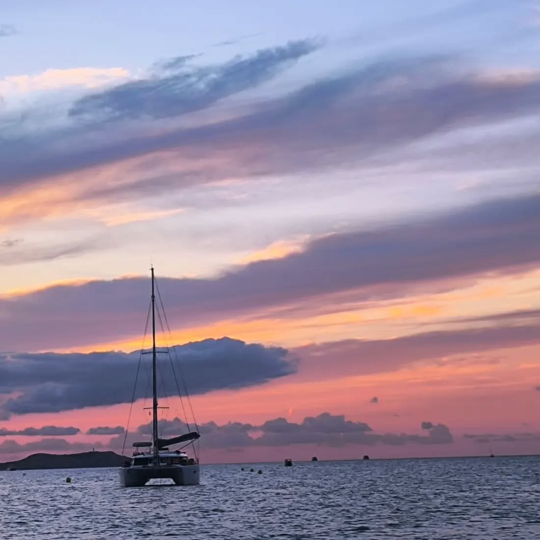 Solo desde el mar y en esta época del año IBIZA nos regala puestas de sol? impregnadas de mil colores.
✨ Fascinante el poder de la naturaleza, hasta las puestas de sol ibicencas festejan las últimas horas de verano y se visten con su mejor atuendo para proceder a una nueva estación ??.
? Estaremos atentos y aprovecharemos está oportunidad para dar cabida a lo nuevo mientras disfrutamos con vosotros estos momentos dorados?.
? Ni el mal tiempo puede frenar la belleza de los atardeceres☺️, su magia se asoma entre las nubes para mostrar su mejor versión. ¡Al mal tiempo, buena cara!
?️No te pierdas la melodía de un atardecer mientras te das un baño observándola?️
