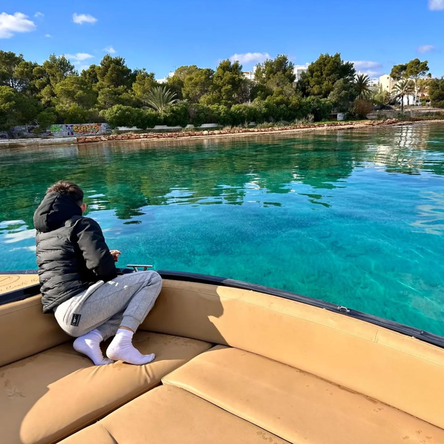 Después de capear un temporal y galopar entre las olas, el mar vuelve a la calma para dejarnos fondear y disfrutar de la buena energía que transmiten estos lugares?.
?¡Eres nuestro mayor ejemplo a seguir! Nos enseñas que no hay que perder la esperanza, que debemos tener paciencia y seguir hacia delante porque igual que lo bueno llega, lo NO tan bueno pasa?.
?Una salida en barco va más allá de un TUR turístico por la isla. Requiere actitud y predisposición por hacer algo nuevo y procesar con detenimiento aquello que la naturaleza nos brinda sin esperar nada a cambio♥️.¡SORPRENDENTE!
? OCTUBRE, déjanos inundarnos de lágrimas en el mar para disfrutar con soltura las experiencias que regalas.
?️NO guardaremos las sombrillas, tenemos la esperanza de vivir más días como los de esa foto?️