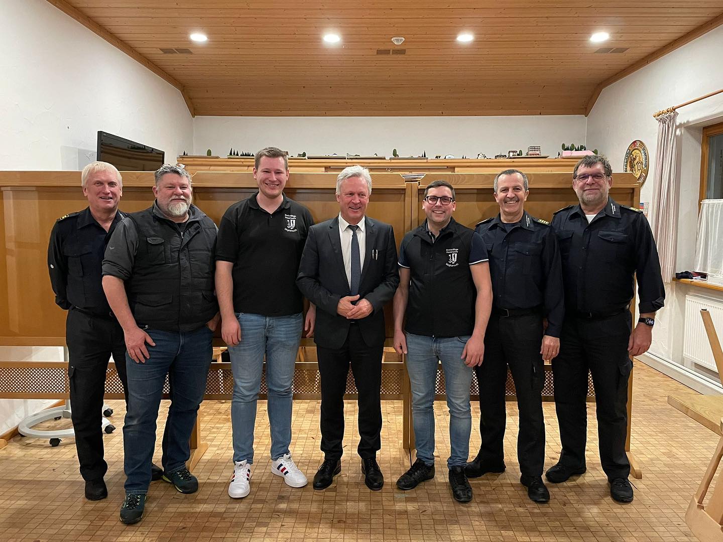 ??????????????????????
Heute Abend wurden unsere neuen Kommandanten gewählt:????
I. Kommandant: Michael Beier
II. Kommandant: Andreas Kohrs
Dazu herzliche Gratulation! Wir wünschen den beiden gute Zusammenarbeit.???
Vielen herzlichen Dank an unseren ehemaligen 2. Kommandanten Hannes Herzog für dein Engagement!??
#feuerwehrvogtareuth #kommandantenwahl #ehrenamt #feuerwehrverbindet