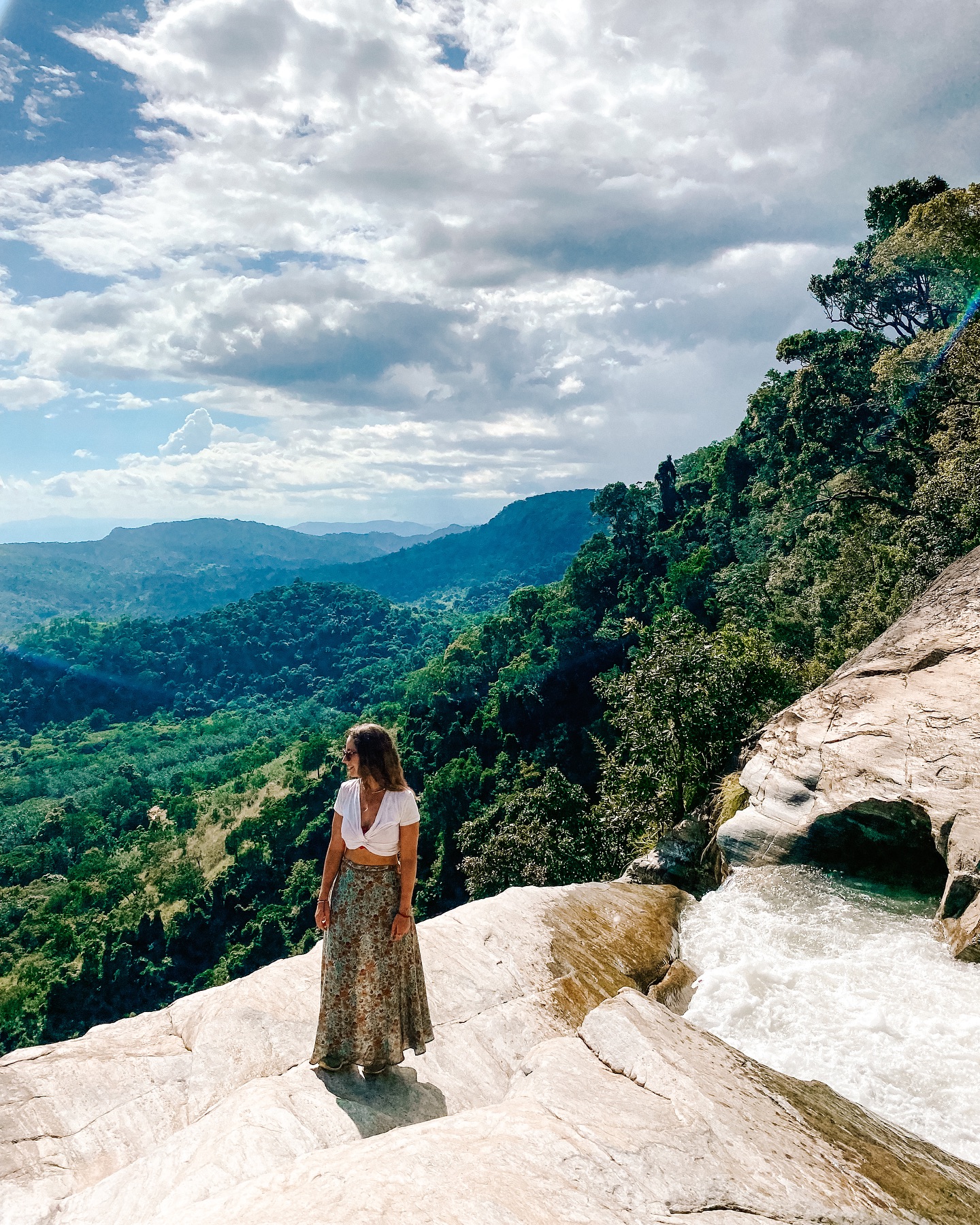 Listen to the wind, it talks.
Listen to the silence, it speaks.
Listen to your heart, it knows. ?️
Ella, Sri Lanka. Dieser Ort hat so viel mit mir gemacht. Noch nie habe ich Natur so grün & farbenfroh erlebt wie dort. Mit dem Scooter schlängelten wir uns durch kurvige Berge - hinter jeder Ecke ein neuer atemberaubender Wasserfall bis wir zu einem der Schönsten kamen, den ich je gesehen habe. Ganz oben zu stehen wo er beginnt sich ins Tal abzustürzen - Stunden hätte ich hier stehen können und ihm lauschen, dem Plätschern und Rauschen. In der Natur zu sein war und ist für mich schon immer wie nach Hause kommen.
Es ist so kraftvoll & heilsam sich einmal dem ganzen Stadttrubel zu entziehen und in die Stille zu gehen - dort wo wir uns selbst wieder hören können. ?