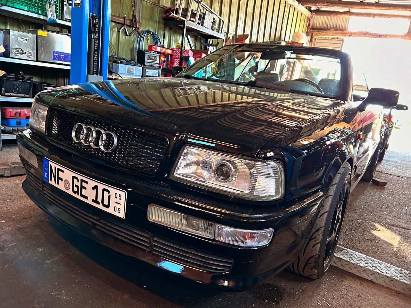 #startklar #saison #saisonfahrzeug #cabrio #audicabriolet #turbo #porsche #summer #sonne #krafttanken #semislick #borgwarner
Danke für die Arbeit an @colortechnik_stamer ? und
@felgenschmiedehusby ✌️
Leider kam der große Lader noch nicht an den Motor, aber er liegt im Kofferraum ?