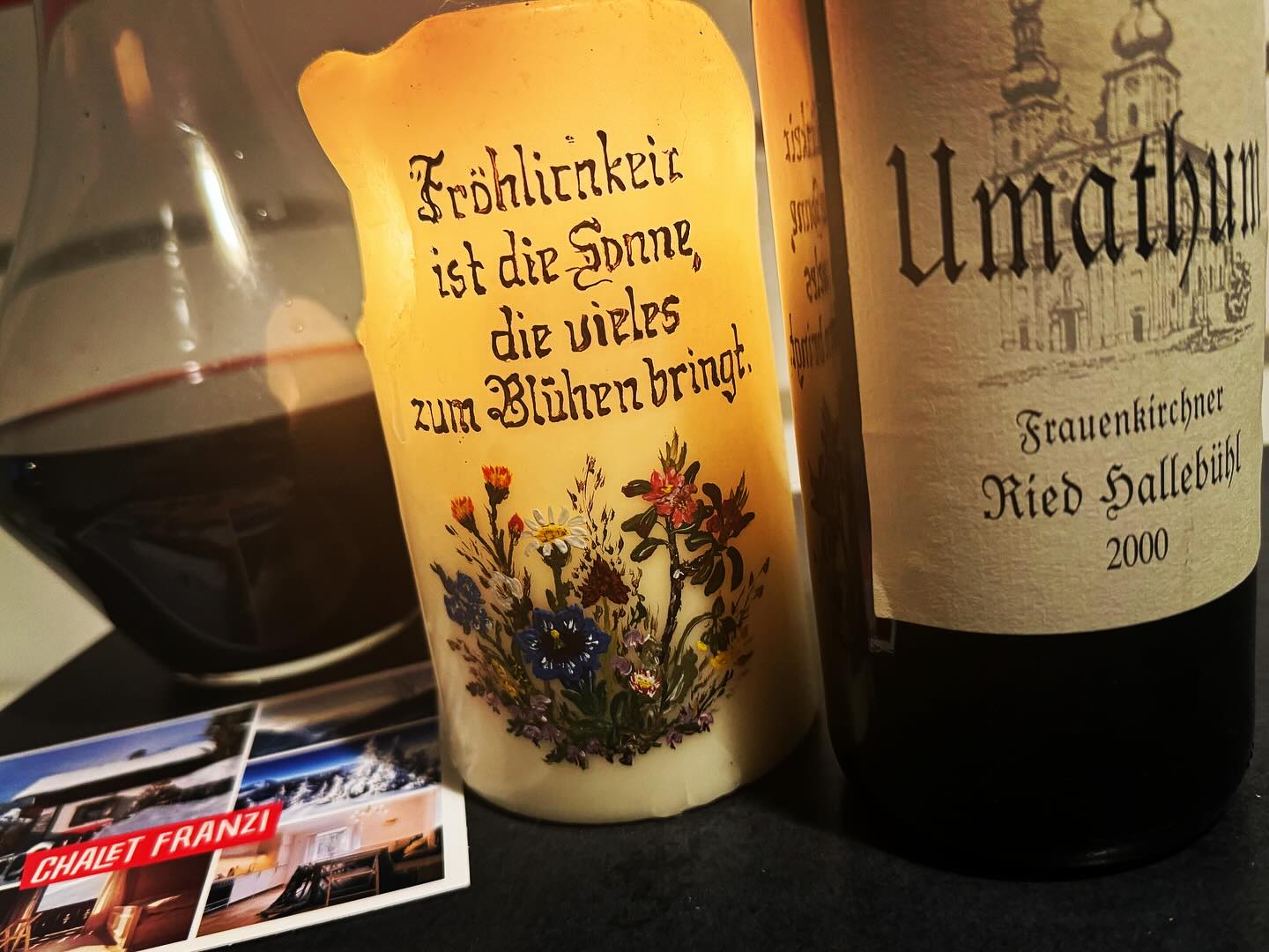 und zur heutigen Sonnwendfeier machma eines von den guten flascherln auf #umathum #weinliebhaber #chaletfranzi #sonnwend #weinausösterreich #burgenland #blaufränkisch #dekanter #burgenlandwein