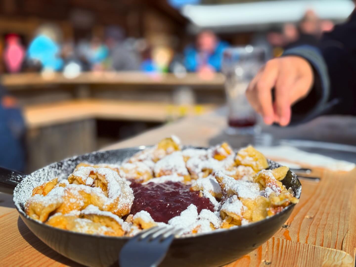 Perfekte Kombo!! Frühlingsskifahren und Kaiserschmarren. #chaletfranzi #grabnerhütte #dorfgastein #kaiserschmarrn #osterurlaub