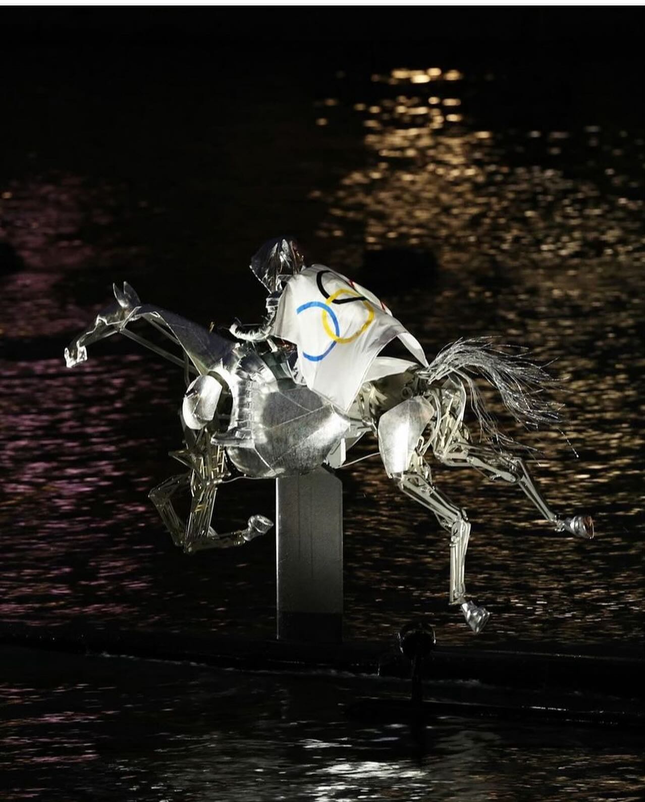 Maison Poursin : À cheval sur la Seine… merci à Jeanne Friot pour avoir sélectionné les modèles Poursin pour cette cavalière du futur. Symboliquement un grand honneur pour nous, Maison Poursin Bouclerie pour la mode et le cheval Since 1830. Merci! ??#jeannefriot #jo #bouclerie #laiton #389 #253 #boucleanglaise #madeinParissince1830 #quandlhistoireseconjugueaupresent