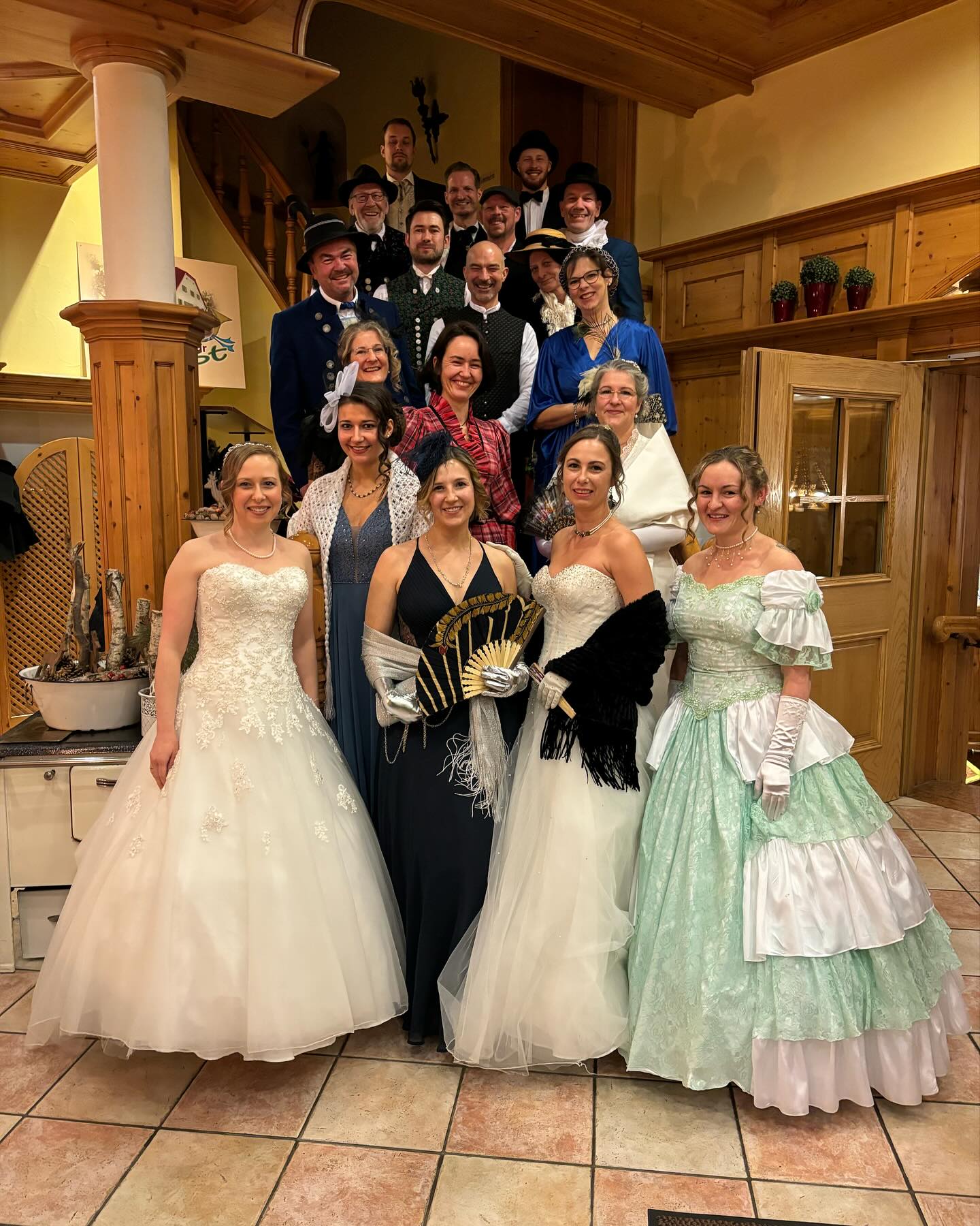 Gestern Abend waren wir auf der Raistinger Redoute des Trachtenverein Raisting im @gasthofzurpostraisting Von Hochzeitskleidern, Abendkleidern bis zu Fundstücken vom Speicher war alles dabei - die Roben der Damen und Herren waren etwas ganz besonderes fürs Auge!
.
.
.
#trachtenverein #redoute #fasching #tanz #livemusik #abendrobe #htvdiessen #waltzer #scheewars