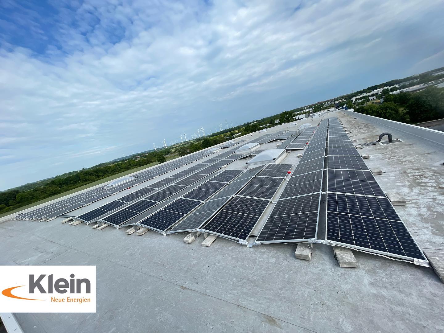 ☀️Hier siehst du eine Ost-/ West-/ aufgeständerte- Photovoltaikanlage mit 105,64 kWp. Mit unserem Partner für Flachdach- Installationen, wird zusammen die Anlage geplant, um eine genaue Berechnung für die Beschwerung der Anlage zu erstellen. Es ist nämlich extrem wichtig die Anlage mit der richtigen Unterkonstruktion aufzubauen, damit erstens das Foliendach unbeschädigt bleibt und zweitens auch die Windlast (Windströmungen), die auf die PV-Anlage wirkt, ausgeglichen werden kann. So eine Anlage wird nämlich lediglich “auf die Folie gelegt” und nicht durchbohrt und muss daher dementsprechend beschwert werden.
Für diese Anlage konnte unser LKW-Ladekran mal ganz normal eingesetzt werden, denn hauptsächlich wird ja bei uns damit gereinigt, aber hier konnte durch ihn direkt alles was für den Bau dieser Anlage benötigt wurde, ohne Probleme aufs Dach befördert werden. Durch unsere umfangreiche Ausstattung können wir jedem Kundenwunsch nachkommen. ☀️
Hast du auch noch ein freies Flachdach, das auf eine PV-Anlage wartet? Melde dich gern bei uns unter:
? info@kleinneueenergien.de
☎️ 052581570
#flachdach #ostwest #pv #photovoltaic #photovoltaik #pv #pvanlage #pvanlagen #deutschland #deutschlandweit #paderborn #speicher #energiewende #stromkostensparen #pvenergy #partner #sonne #strom #wartung #service #reinigungpvanlage #installationpv #vorhernachher #beforeandafter #delbrück #owl #ostwestfalenlippe #erneuerbareenergie #speichersysteme