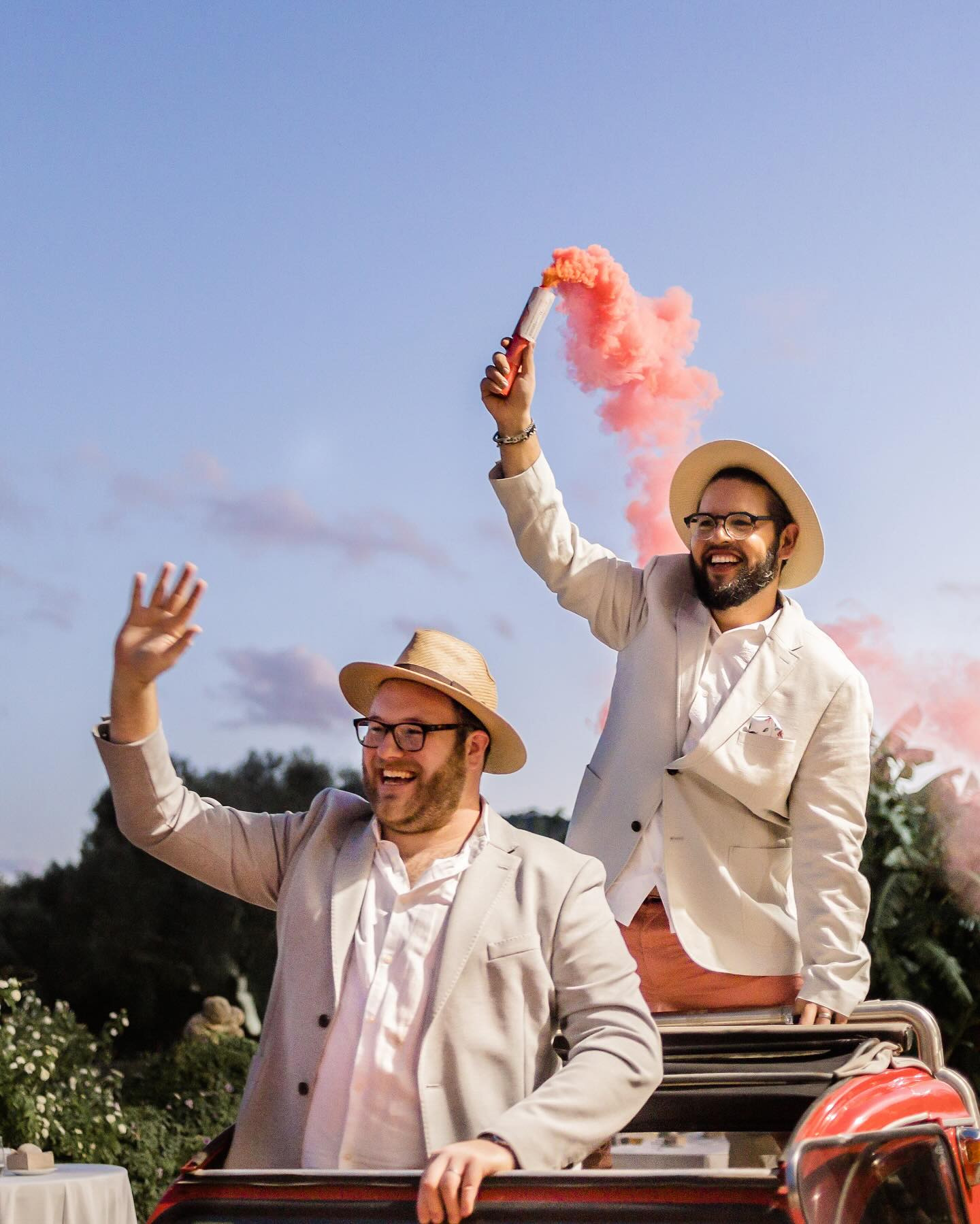 Si puedes hacerlo a lo grande, why not? ?
Fotografía: @priscalagunaphotographer
Finca: Villa Valens
Organización y catering: @bernardovichbodasyeventos
DJ: Angel DJ
? www.priscalagunaphotographer.com
#weddingphotographermallorca #weddingday #weddingdetails #groominspiration #villavalens #mallorcaphotographer #priscalagunaphotographer #majorcaphotographer #mammamia #pridewedding #pride #colorfulwedding