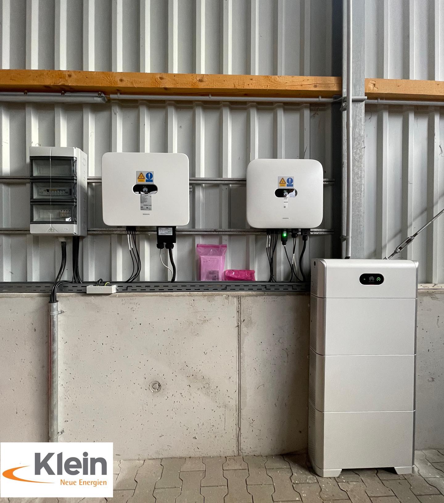 ☀️Hier ist eine Elektroinstallation mit Huawei-Komponenten zu sehen. Zwei Wechselrichter, einen Luna-Speicher 15 kWh und eine Unterverteilung, um alles ordentlich an einem Standort zu haben.☀️
Und wenn du jetzt denkst „genau sowas fehlt noch bei mir“ dann melde dich gern bei uns unter:
? info@kleinneueenergien.de
☎️ 052581570
#huawei #luna #photovoltaic #photovoltaik #pv #pvanlage #pvanlagen #deutschland #deutschlandweit #paderborn #speicher #energiewende #stromkostensparen #pvenergy #partner #sonne #strom #wartung #service #reinigungpvanlage #installationpv #vorhernachher #beforeandafter #delbrück #owl #ostwestfalenlippe #erneuerbareenergie #speichersysteme
