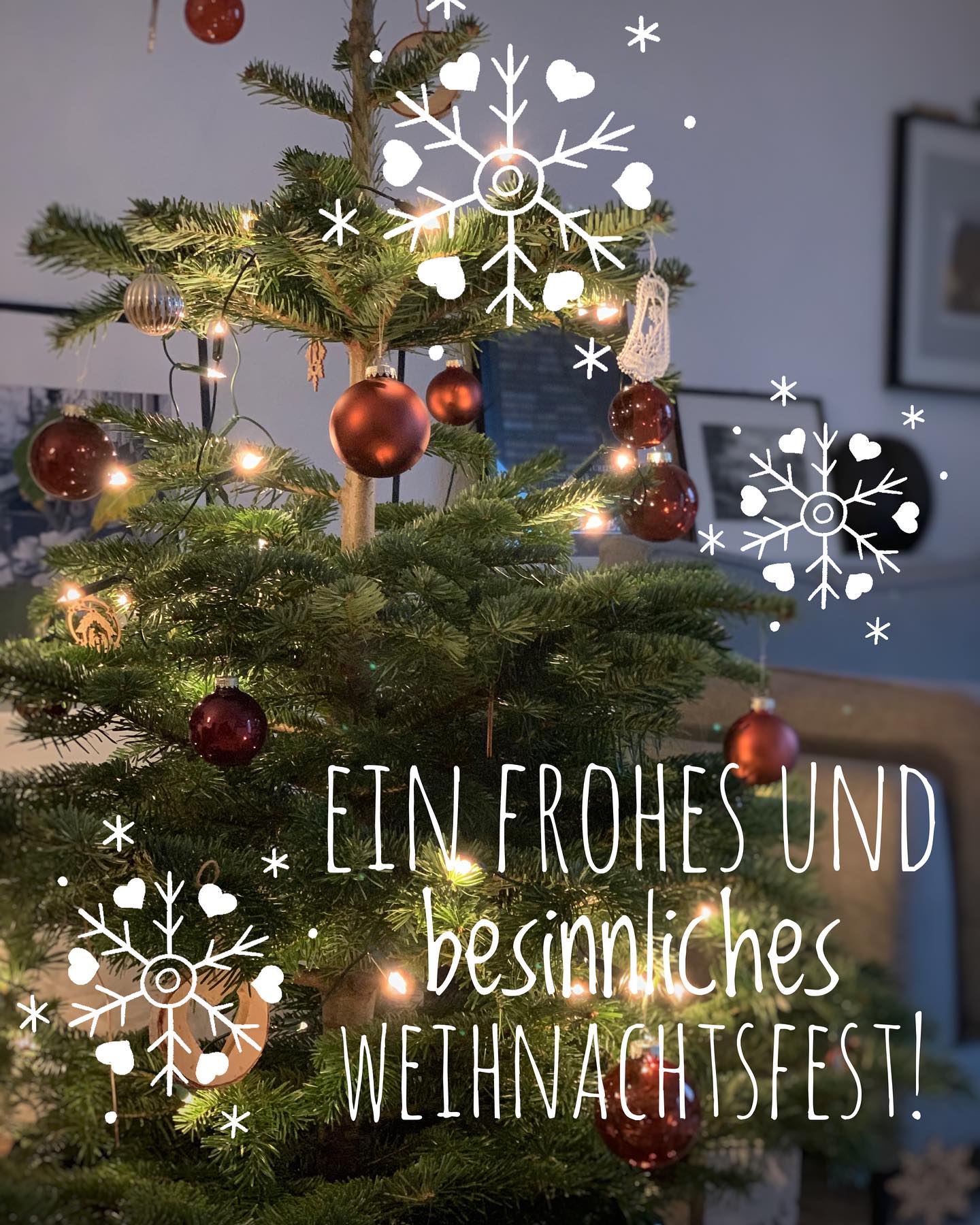 Frohe Weihnachten…
Genießt das Weihnachtsfest mit euren Lieben! Kocht und esst zusammen und genießt es auch, ohne ein schlechtes Gewissen zu bekommen! Geht spazieren oder macht zwischendurch etwas Sport, dass hilft bei der Verdauung ?
Ein frischer Pfefferminztee ist übrigens besser für die Verdauung als ein Schnaps. Nur bei Reflux sollte man auf beides verzichten.
Eure Stephanie
#biteandbalance #weihnachten #weihnachtsessen #genuss #familie❤️ #zufriedenheit #zufriedenheitbeginntbeidir #achtsamkeitimalltag #ernährung #achtsamgenießen #gesundheit