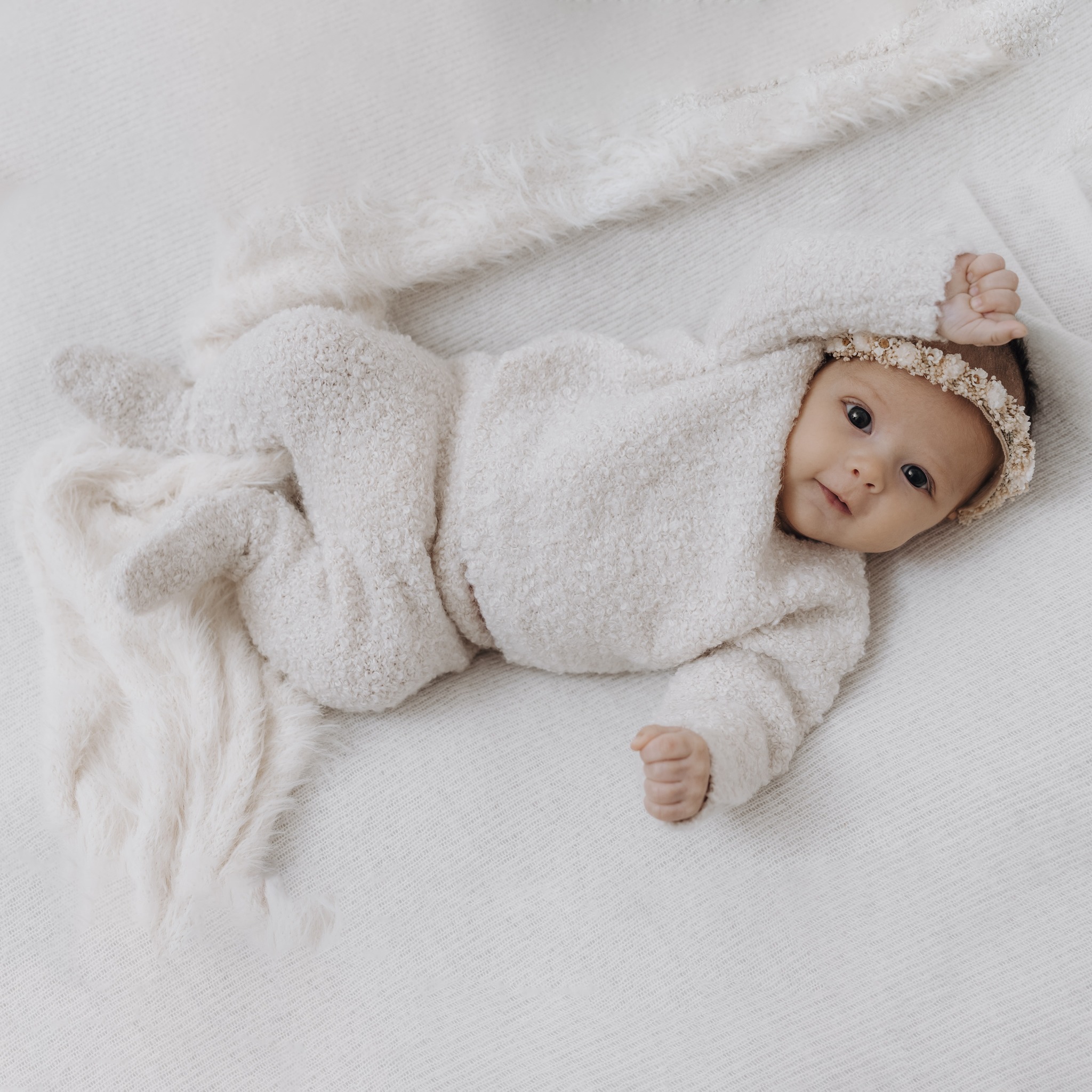 Neugeborenenshooting mit einem Baby, das älter als 2 Wochen ist?
Jaa, aufjedenfall. Viele empfehlen ein Neugeborenenshooting innerhalb der ersten 14 Tage, da die Babys in dieser Zeit viel schlafen und sich leichter positionieren lassen.
Wichtiger als diese Empfehlung ist jedoch, dass sich Mama und Baby wohlfühlen und keinen Druck verspüren, diese 14-Tage-Frist unbedingt einhalten zu müssen.
Ich betone daher immer wieder, dass auch ein Shooting mit Babys, die 1 oder 2 Monate oder natürlich älter sind, man wunderschöne Augenblicke festhalten kann.
Beim schlafen beim Lachen oder auch beim kuscheln mit Mama, Papa oder Geschwisterchen.
Jedes Alter hat seinen eigenen Zauber und bietet wunderschöne Momente, die es wert sind, festgehalten zu werden.
Möchtest du auch solche unvergesslichen Augenblicke einfangen? Dann melde dich gerne bei mir! ?
#Newborn#neugeborenenfotografie#neugeborenes#details#detail#nataschakreiplphotography#neugeborenenshooting#newbornshooting#baby#neubornbaby#familienfotografin#neugeborenenfotografin#neugeborenenstudio#landsbergamlech#kaufering#Landsberg_am_lech#Allgäu#münchen#munich#untermeitingen#schwabünchen#lechfeld