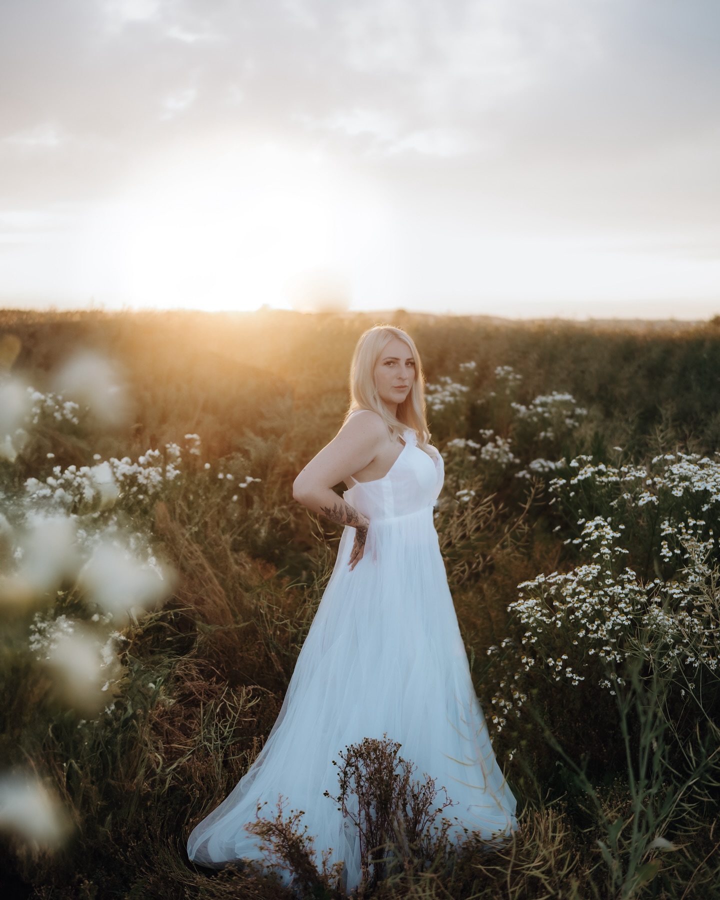 Sunset Portrait Shooting?
Ein Portrait Shooting ist eine wundervolle Gelegenheit, sich selbst in einem besonders schönen Licht zu sehen. Gerade der Sonnenuntergang schafft eine magische Atmosphäre und lässt jede Frau strahlen. ?
Ein Shooting ist nicht nur ein Fototermin, sondern ein Akt der Selbstliebe. In einer oft hektischen Welt ist es wichtig, sich selbst auch mal an erster Stelle zu setzen und die eigene Schönheit zu feiern. Die Bilder, die dabei entstehen, sind nicht nur ästhetisch, sondern auch wertvolle Erinnerungen daran, wie bedeutend es ist, sich selbst zu lieben.
Jede Frau sollte sich diese Erfahrung gönnen. Es stärkt das Selbstbewusstsein und die selbstliebe.?
Du möchtest auch mal dem Alltag entfliehen und eine andere vielleicht auch neue Seite an Dir entdecken? Dann melde Dich bei mir ?
#portraitshooting #portrait #portraitphotography #portraits #sunset #sunset_pics #sunsetphotography #sunsetlover #fotografie #fotografia #fotografie #untermeitingen# Augsburg #schwabmünchen# kaufering #landsbergamlech# Landsberg #bavaria# München #munic #portrait_vision #portraitfeed