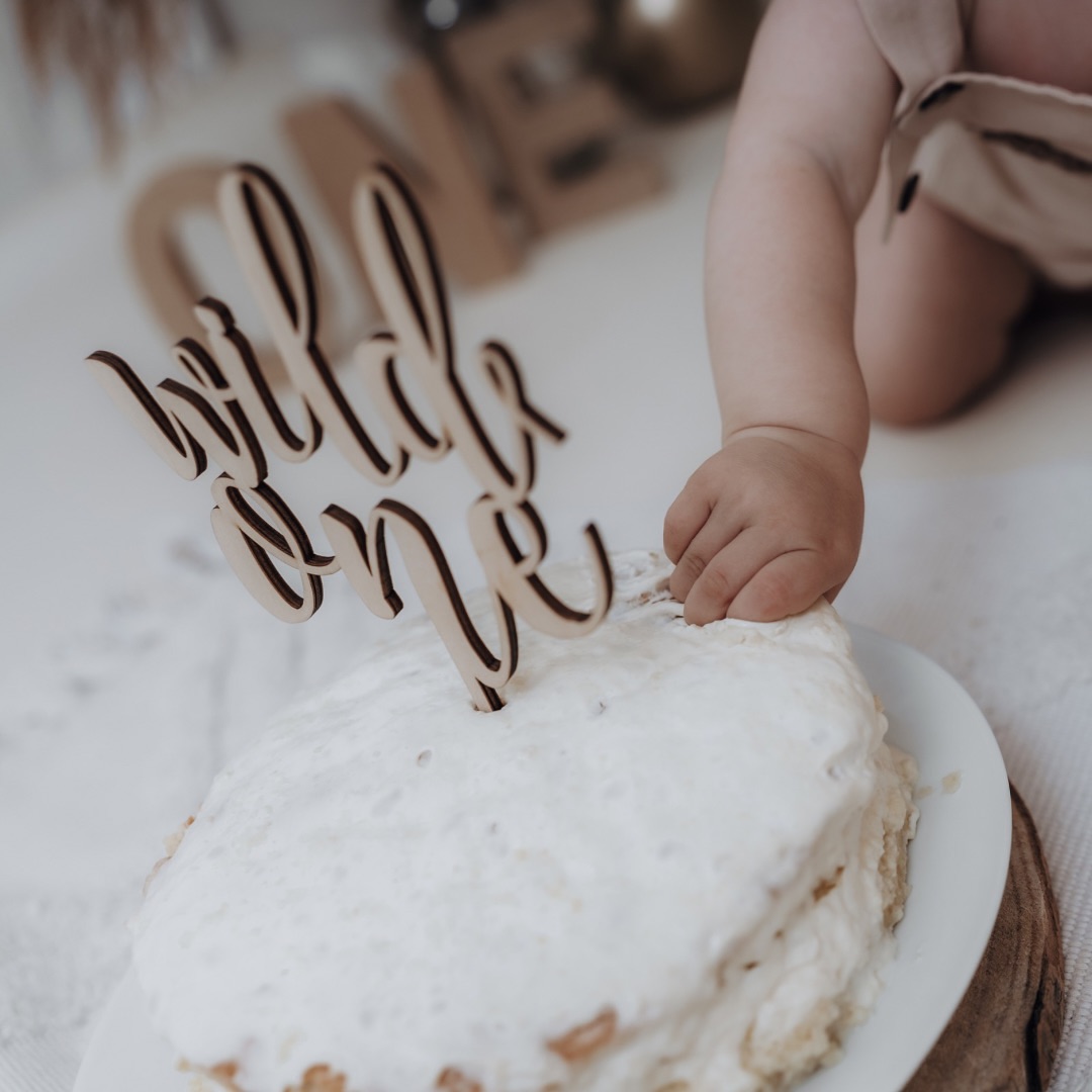 Ein Cake Smash Shooting ist eine wunderbare Möglichkeit, einen der ersten großen Meilensteine im Leben eures Kindes zu feiern und für die Ewigkeit festzuhalten. Dieser besondere Moment, wenn euer Kind voller Freude und Neugier seinen ersten Kuchen entdeckt, ist voller Lachen und unvergesslicher Augenblicke.
Diese Fotos sind nicht nur Erinnerungen, sondern auch Kunstwerke. Diese spiegeln die Freude wider, die im Alltag oft untergeht, und bringen sie in wunderschönen Bildern zum Ausdruck. Ein Cake Smash Shooting ist mehr als nur ein Fototermin – es ist eine Feier des Lebens, der Liebe und des Lachens.
#cakesmash#cakesmashphotography#cakesmashsession #cakesmashshoot #details#fotograf#fotografie#erstergeburtstag#firstbirthday#firstbirthdaycake#untermeitingen#augsburg#landsbergamlech#schwabmünchen#allgäu#kaufering#lechfeld#photography#fotografia