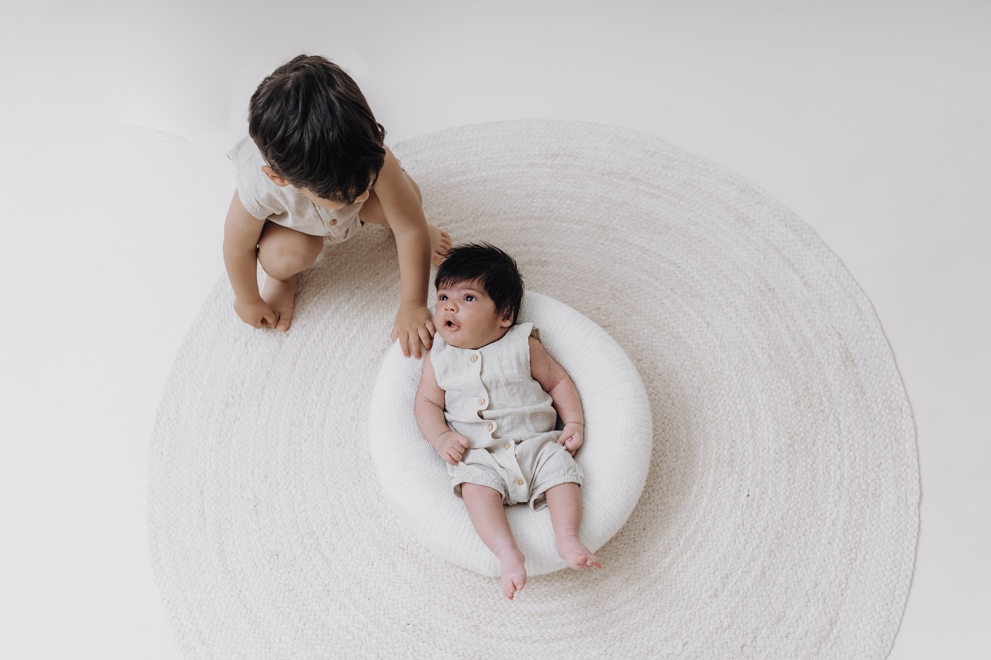 Hallo Großer Bruder ???
Wenn die großen Geschwister dabei sind sag ich immer zu den Eltern das die sich keine Sorgen machen brauchen und die großen natürlich überall im Studio laufen dürfen. Und auch während dem shooten aufs set gehen können. Denn genau da entstehen solche tollen Momente ??
#neugeborenenfotografie #baby #newbornphotography #newborn #babyfotografie #neugeborenenshooting #newbornshooting #neugeborenes #babyshooting #familienfotografie #newbornbaby #babyfotograf #neugeborenenfotografin #neugeborenenfotos #babyfotoshooting #neugeborenenfotograf #newbornphotographer #babyphotography #photography #nataschakreiplphotography #schwabmünchen #augsburg #Allgäu #bayern #lecheld #kaufering #untermeitingen #landsbergamlech #Landsberg_am_lech #germany