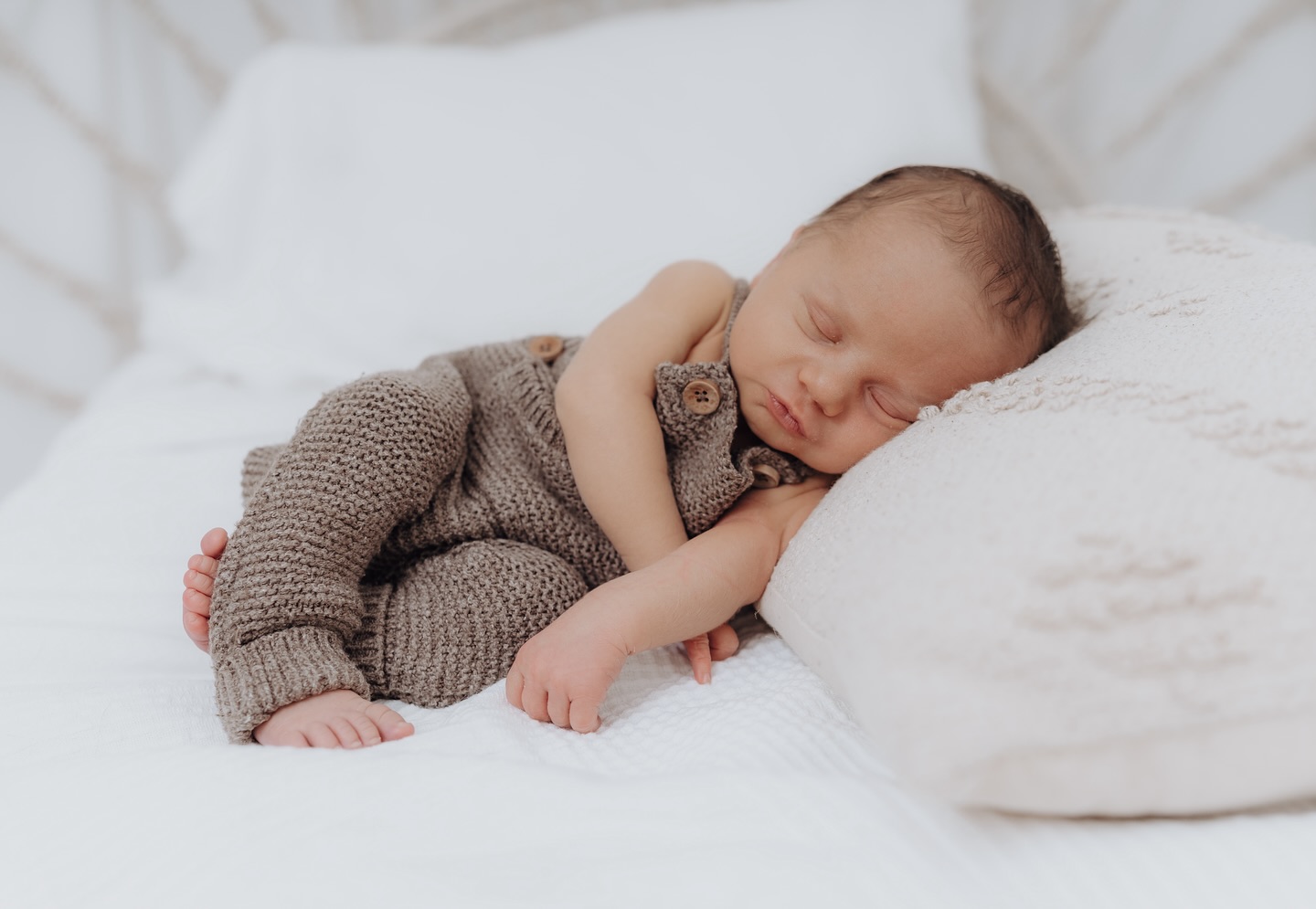 ?Newbornshooting?
Wann ist der richtige Zeitpunkt, um ein Neugeborenen-Shooting zu buchen? ?
Der ideale Zeitpunkt für das Shooting ist tatsächlich schon während der Schwangerschaft! ?
Warum so früh? Die ersten Tage nach der Geburt sind perfekt, um die zarten Details und die besondere Neugeborenenzeit festzuhalten. Da diese Phase so schnell vergeht, ist es wichtig, sich rechtzeitig einen Termin zu sichern.
Melde dich also so früh wie möglich an, am besten noch in der Schwangerschaft, um sicherzustellen, dass ich genügend Zeit für euer Shooting einplanen kann. ✨
Ich freue mich darauf, diese besondere Zeit für euch unvergesslich zu machen!
#neugeborenenfotografie #baby #newbornphotography #newborn #babyfotografie #neugeborenenshooting #newbornshooting #neugeborenes #babyshooting #familienfotografie #newbornbaby #babyfotograf #neugeborenenfotografin #neugeborenenfotos #babyfotoshooting #neugeborenenfotograf #newbornphotographer #babyphotography #photography #nataschakreiplphotography #schwabmünchen #augsburg #Allgäu #bayern #lecheld #kaufering #untermeitingen #landsbergamlech #Landsberg_am_lech #Obermeitingen
