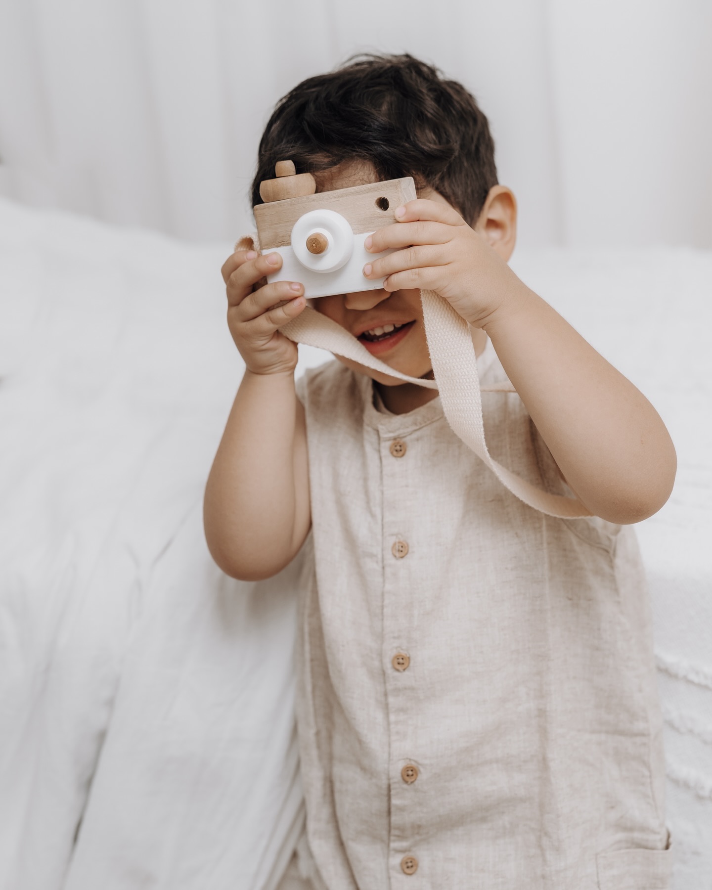 ✨ Echte Momente, die das Herz berühren ✨
Während eines Newborn-Shootings können auch solche wunderbaren Fotos entstehen – so wie hier. Während Mama ihr Baby gestillt hat, haben der großen Bruder mit meiner kleinen „Home-Kamera“ gespielt (ich habe immer Spielzeug für die Großen im Studio!). ? Natürlich musste ich diesen Moment sofort festhalten!
Mir ist es besonders wichtig, dass auch die großen Geschwister nicht zu kurz kommen. Sie dürfen sich frei bewegen, spielen und entdecken, während wir entspannt die schönsten Erinnerungen schaffen. Denn gerade diese ungestellten Augenblicke, in denen alle ganz sie selbst sein dürfen, machen die Fotos besonders und einzigartig. ?
Möchtet ihr auch solche wertvollen Familienmomente einfangen? Meldet euch gerne für euer persönliches Shooting! ?
#Newbornshooting #Geschwisterliebe #Familienmomente #EchteEmotionen #KinderimStudio #Fotografin #MomenteFestehalten #fotostudio #familienshooting #familie #familienfotografie #familienfotografin #augsburg#Schwabmünchen #augsburg#bavaria#landsbergamlech#allgäu#