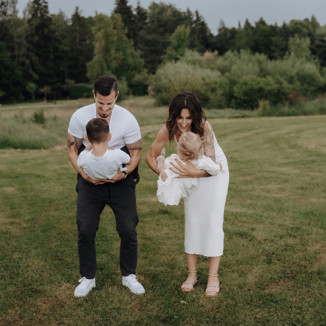 Familienshooting ?
Für ein Familienshooting suche ich uns immer einen Platz wo wir uns komplett frei bewegen können. Gerade für die Kinder ist das immer toll weil die natürlich rennen können. Natürlich werden auch Fotos gemacht wo alle zusammen stehen. Aber viel wird im Spiel fotografiert. Damit wirklich authentische und echte Momente entstehen ?☀️ Auch Mama und Papa ziehe ich mir zur Seite wenn die Mäuse spielen und mach mal Paarbilder. ?
Hier habt ihr einen kleinen Einblick wie ein Familienshooting aussieht ?
#familienshooting#familie#nataschakreiplphotography#shooting#familyshooting#shooting#shootingtime#familie#family#fotografie#untermeitingen#landsbergamlech#augsburg#schwabmünchen#kaufering#allgäu#bayern