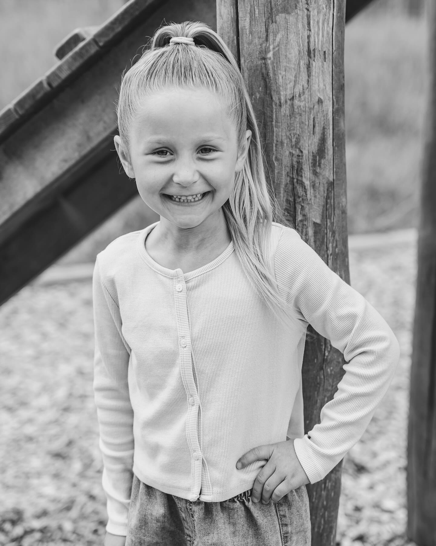 Die Kindergartenfotografie ist auch so ein Thema fΓΌr sich und nicht immer ganz so einfach. Es gibt Kitas da lΓ€uft seit Jahren alles wunderbar und ohne Probleme und dann hat man Kitas wo einfach der Wurm drin ist und einfach nichts so funktioniert wie es sollte.
Wir haben einen mega SpaΓ an der Arbeit mit den Kids. Und JA wir haben auch hin und wieder etwas Γrger mit den dazugehΓΆrigen Eltern. Manchmal lΓ€sst sich der Γrger lΓΆsen doch manchmal auch einfach nicht. Wir geben unser bestes allen gerecht zu werden doch wie wir alle wissen fragt das Leben nicht nach, ob man gerade bereit fΓΌr die kommende HΓΌrde ist. Die HΓΌrde kommt einfach ob man will oder nicht und dann muss man sie halt irgendwie bewΓ€ltigen. Demnach dauert es manchmal halt etwas lΓ€nger bis Bilder online sind, Nachrichten beantwortet werden kΓΆnnen und Bilder ausgeliefert werden.
Nu sind wir an dem Punkt, wo wir etwas Γ€ndern mΓΌssen und denken aktuell darΓΌber nach am Nachmittag eines Kita Foto Tages keine Geschwisterbilder mehr anzubieten. Sondern nur noch die Geschwister zu fotografieren die in der Kita sind.
Denn dieser Nachmittag ist oft einfach nicht lohnenswert. Es gibt immer eine Terminliste, in die sich Eltern eintragen fΓΌr diese Nachmittags Foto Termine mit Γ€lteren oder jΓΌngeren Geschwistern. Oft kommen die Eltern dann einfach nicht zu ihrem Termin, oder diskutieren mit mir weil die Angeboten Termine zeitlich nicht passen wegen der Reitstunde der groΓen oder der Schlafenszeit der kleinen usw. Manchmal aber auch machen die βdazu gekommenβ Kids nicht mit fΓΌr die Fotos, was generell ok ist denn die Kids mΓΌssen bei mir gar nix. Aber das ganze macht es schwer diese Nachmittagstermine aufrecht zu halten.
#gedankendestages