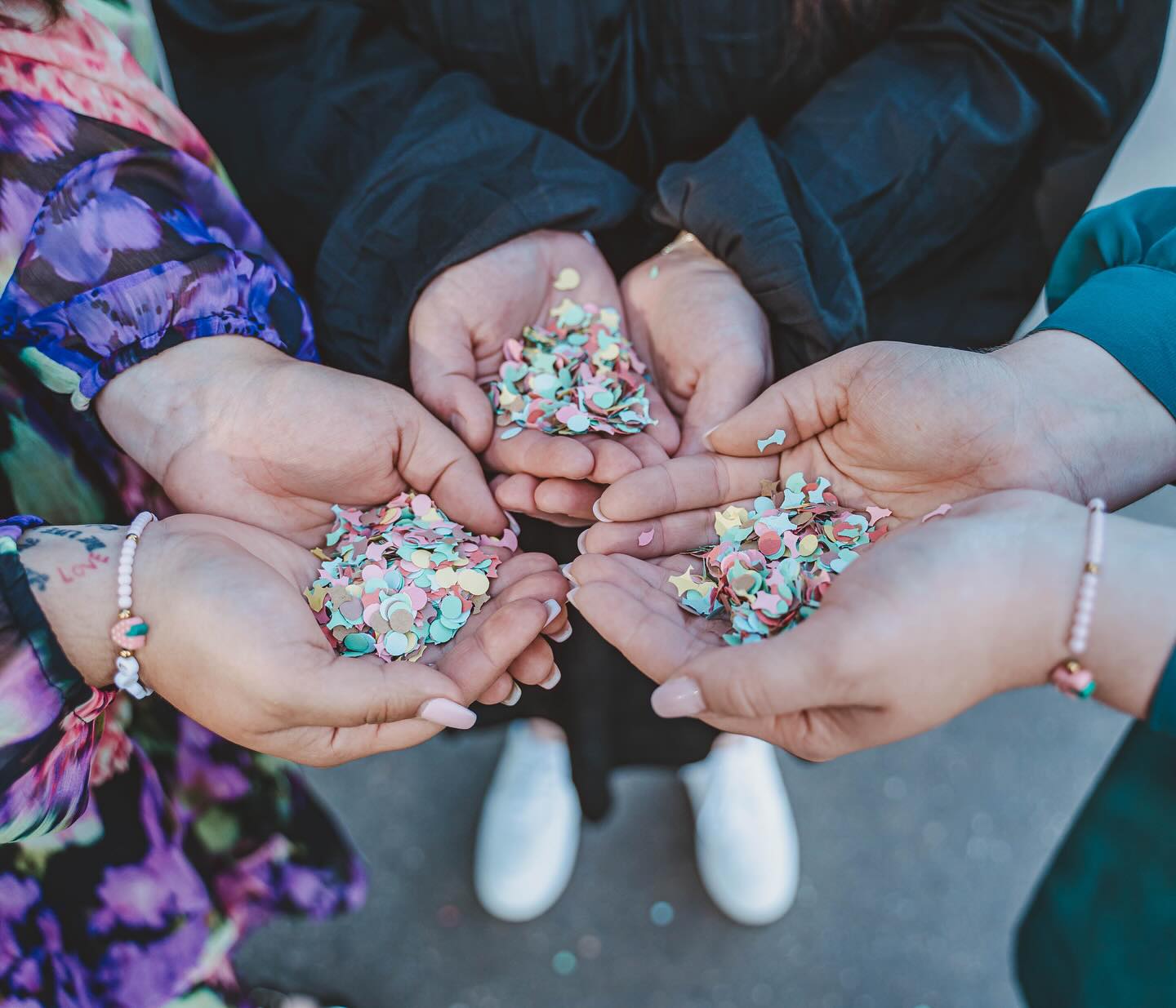Frech, wild und wunderbar! β¨
#freundschaft #weilmanmitfreundenallesschafft #freundinnen #konfetti #party #stimmung #gemeinsam #handinhand #dieweltistbunt #eifel #nordeifel #sΓΌdeifel #vulkaneifel #mosel #niedereifel #rheineifel #voreifel #rureifel #kalkeifel #moseleifel #waldeifel #schneeeifel #belgischeeifel #arzfeld #reipeldingen #dahnen #daleiden #olmscheid #kickeshausen