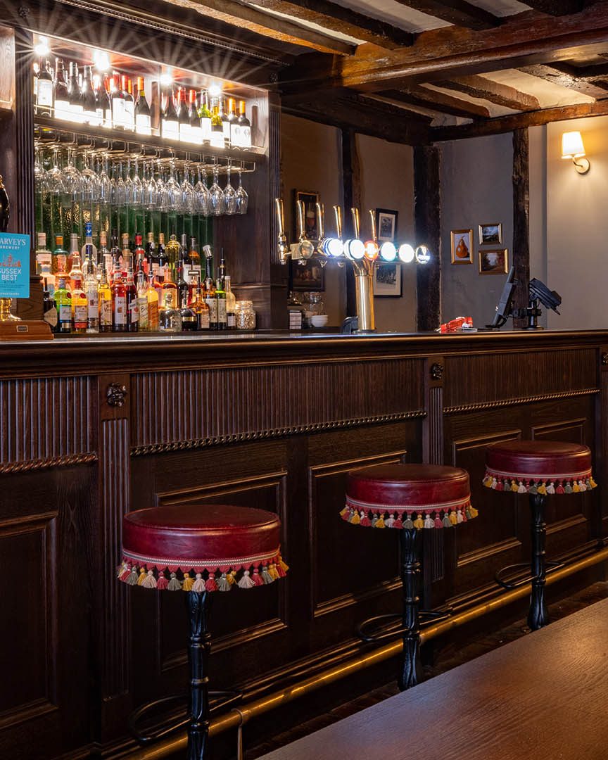 Welcome to The White Hart Bar, newly refurbished to combine modern style with classic charm. Featuring Salerno Verde wall tiles and Neo Victorian floor tiles, the design comes together perfectly to create a warm and inviting space. Whether it’s for a casual drink or a special occasion, this bar is the perfect spot to relax and enjoy. ? #SalernoTiles #NeoVictorian #TheWhiteHart #BarDesign #architile