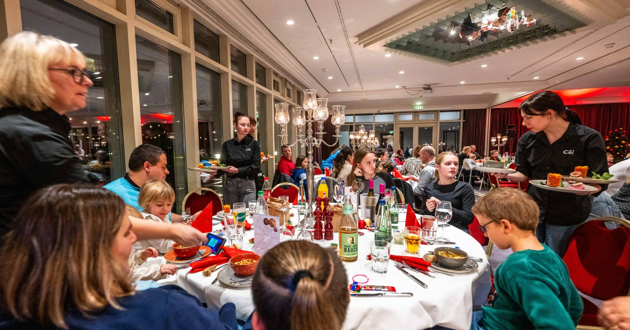 ? Was für ein Jahr – Danke für 2024! ?
Ihr seid einfach der Hammer! ? Dank Euch, unseren großartigen Gästen, und unserem fantastischen Team können wir auf ein Jahr voller Highlights zurückblicken:
?️♀️ Das neue Rooftop Gym bringt Fitness und Entspannung mit einer unschlagbaren Aussicht zusammen.
✨ Unser Hotelshop ist noch regionaler geworden – und wurde direkt mit dem „Best Retail Award“ ausgezeichnet!
? Mit unserer Teilnahme bei Too Good To Go haben wir einen wichtigen Schritt gegen Lebensmittelverschwendung gemacht und konnten gemeinsam mit Euch bereits unglaubliche 2,98 Tonnen CO₂ einsparen!
? Durch starke Kooperationen sind wir mit tollen lokalen Partnern noch enger zusammengewachsen.
? Als „Tourismushelden“ ausgezeichnet zu werden, macht uns stolz und zeigt: Chemnitz liegt uns am Herzen!
❤️ Unsere Charity-Veranstaltung hat uns gezeigt, wie viel man gemeinsam für bedürftige Familien bewegen kann.
Und wir durften einiges erleben: Die U21 der deutschen Nationalmannschaft, Fußballlegende Mario Basler, Sänger Matthias Reim, die Band Silbermond und viele weitere Promis haben bei uns übernachtet – ein echtes Highlight für unser Haus!
Ohne Euch wäre all das nicht möglich gewesen – ein fettes DANKE für Eure Unterstützung, Eure Treue und Eure großartige Energie! ?
2025 wird noch krasser: Kulturhauptstadt Europas, neue Events, inspirierende Begegnungen und viele glückliche Gäste. Sichert Euch am besten jetzt schon Euer Zimmer bei uns und seid mittendrin statt nur dabei! ?
Euer Team vom c/o56 Chemnitz
#Danke2024 #c/o56Chemnitz #ReadyFor2025 #Kulturhauptstadt #BuchtEuerZimmer #GemeinsamNochStärker
