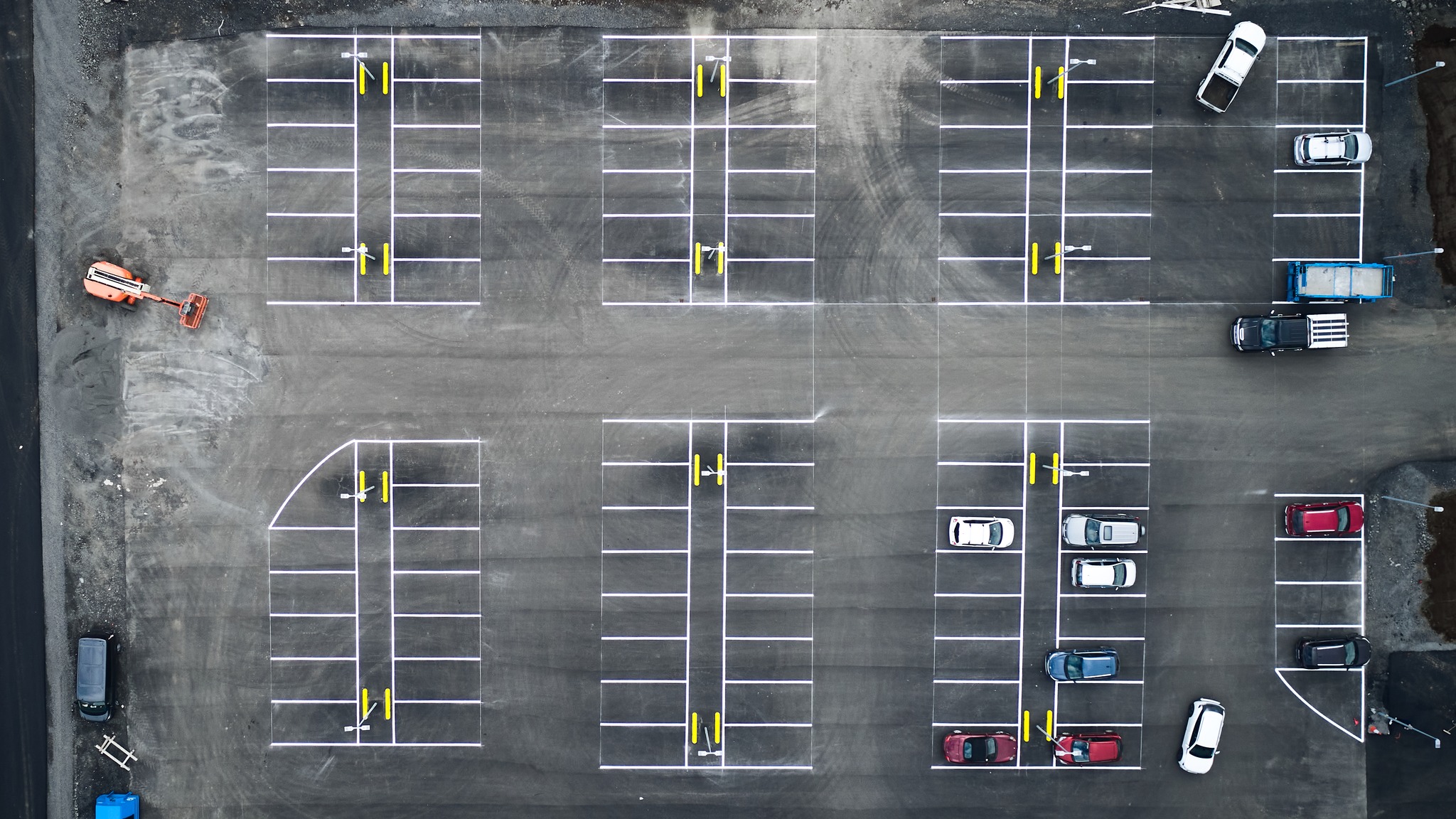 Hjá GSG eru engin verkefni of viðamikil þegar kemur að bílastæðum og yfirborðsmerkingum.
Við búum yfir fullkomnum tækjabúnaði sem hjálpar okkur að tryggja að merkingar okkar standist bæði staðla Vegagerðarinnar og væntingar þínar ✅