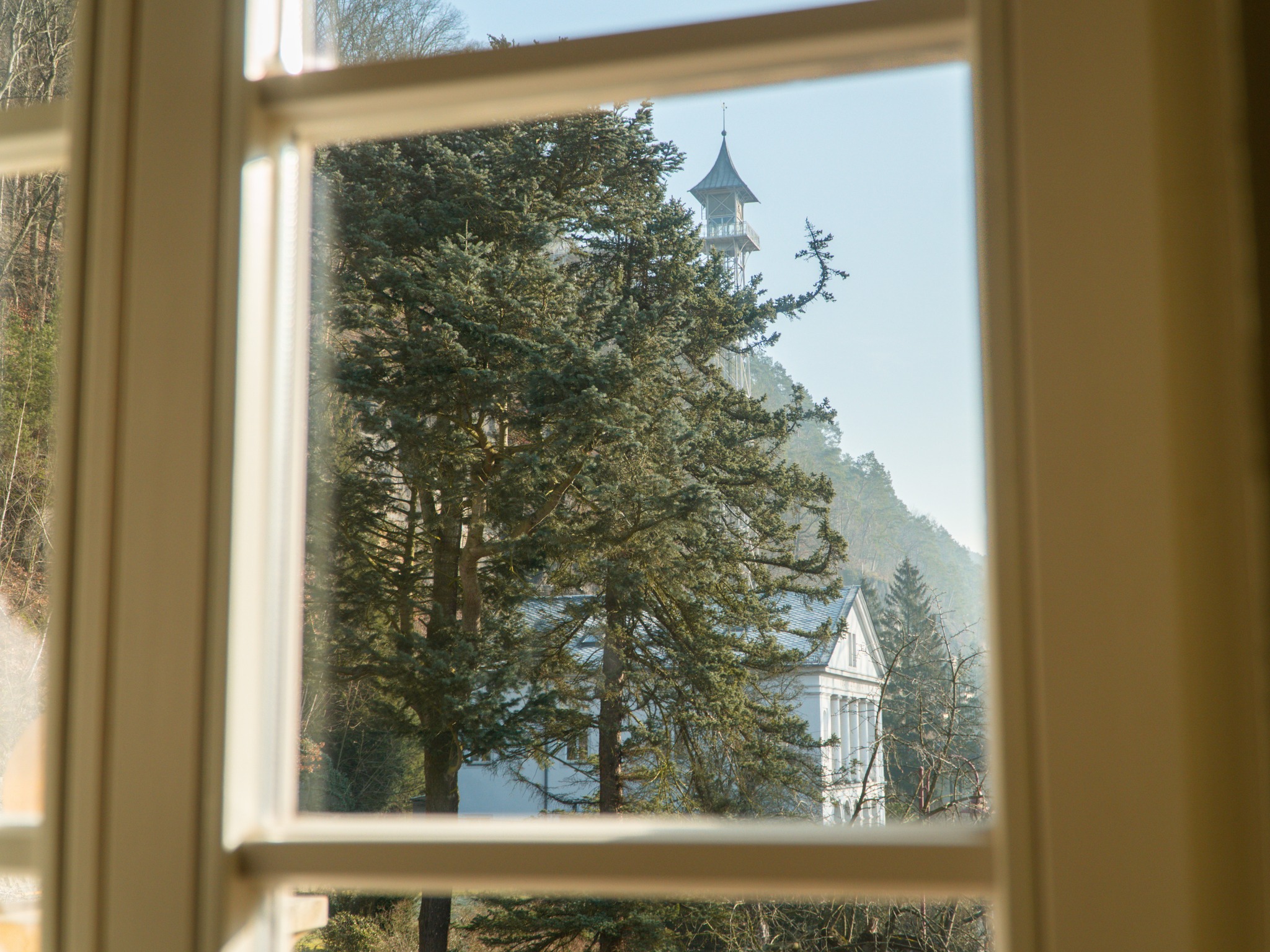 Ein Fenster mit Aussicht - und Geschichte! ?✨
Der historische Personenaufzug ist nicht nur ein Wahrzeichen von Bad Schandau, sondern bringt euch zu traumhaften Wanderrouten, wie z.B. den Schrammsteinen.
.
@moritzkunze.media
.
#albergotoscana #badschandau ##sächsischeschweiz #elbsandsteingebirge #personenaufzugbadschandau #sächsischeschweiznationalpark #villabohemia #boutiquehotel #visitsaxony #hiking #sogehtsaechsisch #hotel #superior #toscana #history