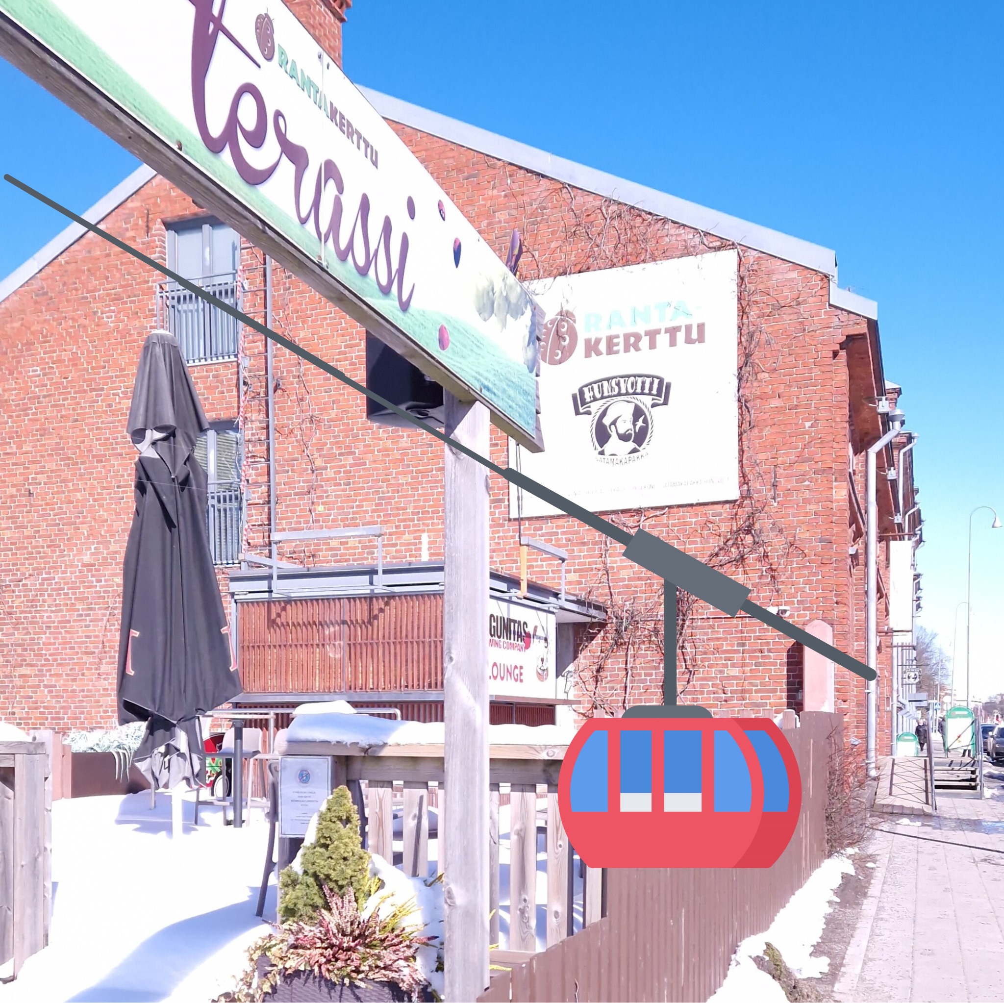 Hyviä uutisia!
Koska funikulaarin toiminta on kovin epävarmaa olemme RantaKertussa tarttuneet tuumasta toimeen. Kesästä alkaen terassiltamme avautuu hiihtohissiyhteys Kakolanmäkeen!
Kesällä hissi toimii erinomaisena liikkuvana baarina ja näköalahissinä, kun taas talvella ei tarvitse lähteä Hirvensaloon asti nauttimaan hiihtohissin kyydistä.
Ohessa havainnekuva tulevasta mallista.
#kuravettä #silliä #vitsilläminävaan #aprilli #rantakerttu #ravintola #höpsöt #rantakertunterassi #kesä2124 #föri #förinkupeessa #läntinenrantakatu #vierasvenesatama #aurajoki #auraå #kakolanmäki