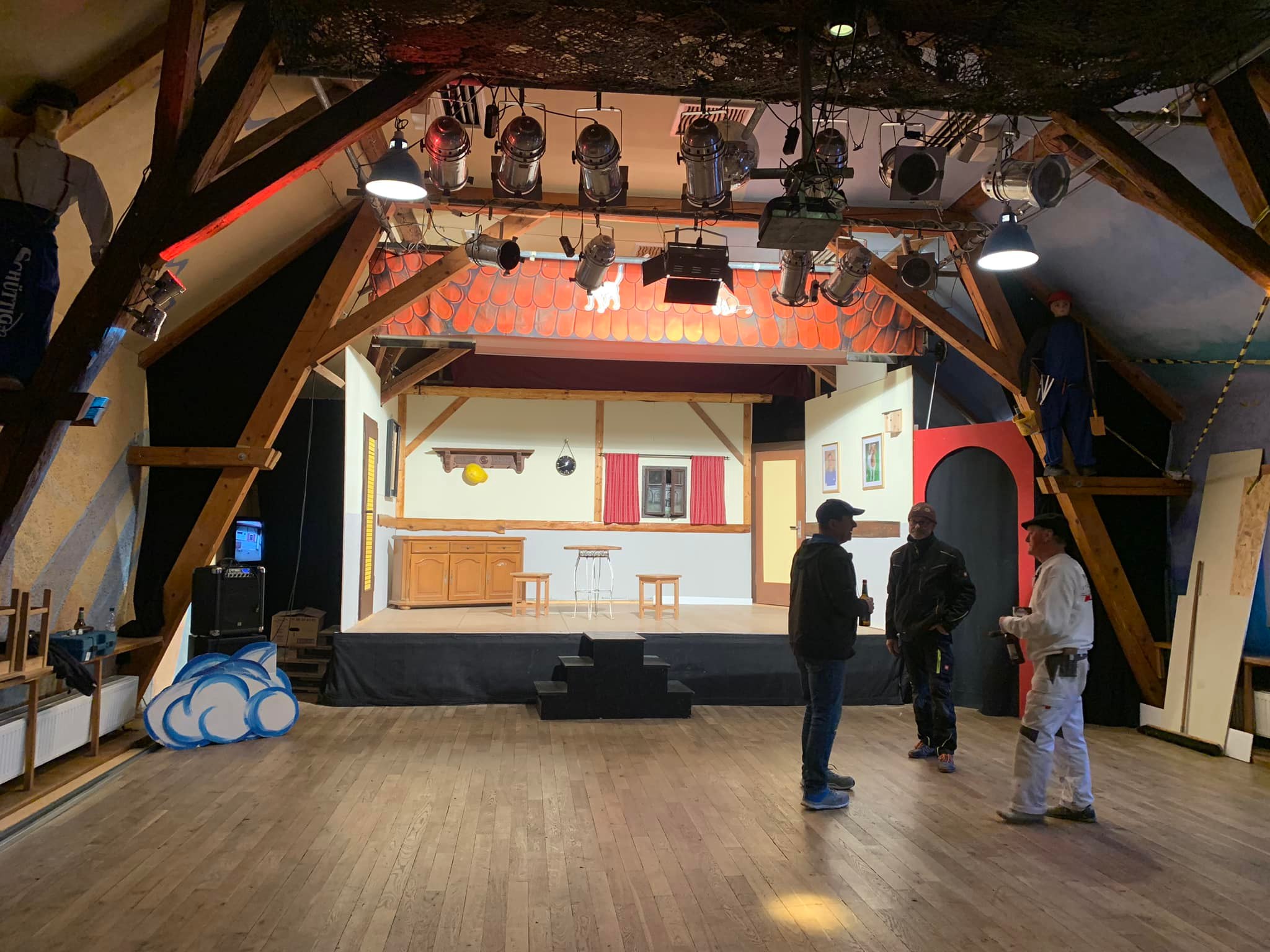 Hallo liebe Freunde,
was soll ich sagen, nach dem wirklich besch….. Wetter der letzten Tage konnten wir uns am Wochenende endlich mal aufraffen und den von meiner Liebsten langersehnten Tapetenwechsel in Angriff nehmen.
Mit der tatkräftigen Unterstützung vom GKC ging das auch wirklich Razzi Fazzi. Danke an alle fleißigen Helfer.
Wurde ja auch langsam mal Zeit, denn die heilige ERFURT hätte den 39. Anstrich nicht überlebt. Der Elektriker hat auch ganze Arbeit geleistet und ja, wir könnten dann quasi am Samstag den 11. Februar endlich mal wieder paar Leute reinlassen. Mal kucken, ob die Nachbarn auch Lust haben. Aber wahrscheinlich hat sich der dicke Innungsobermeister von nebenan mal wieder so über den Krach aufgeregt, dass er lieber zu Hause sitzt und rumdickscht. Aber ehrlich, is mir eigentlich egal!
Also Leute, wenn ihr mal bei mir auf ein Bierchen vorbeikommen und Euch das Theater anschauen wollt, dann wäre am 16.2. noch was frei. Alle anderen Tage sieht’s schon ziemlich voll aus.
Aber hey, nicht verzagen - einfach mal im @Reisebüro Herrnhut nachfragen - die haben da den Überblick.
Also dann- schönen Sonntag noch und Kummt oak har!
Euer GÜNTHER
#günther #gkc #grosshennersdorferkarnevalsclub #grosshennersdorf #hutbergregion #herrnhut #fasching #ichglaubesgehtschonwiederlos #tapetenwechsel #erfurttapeten