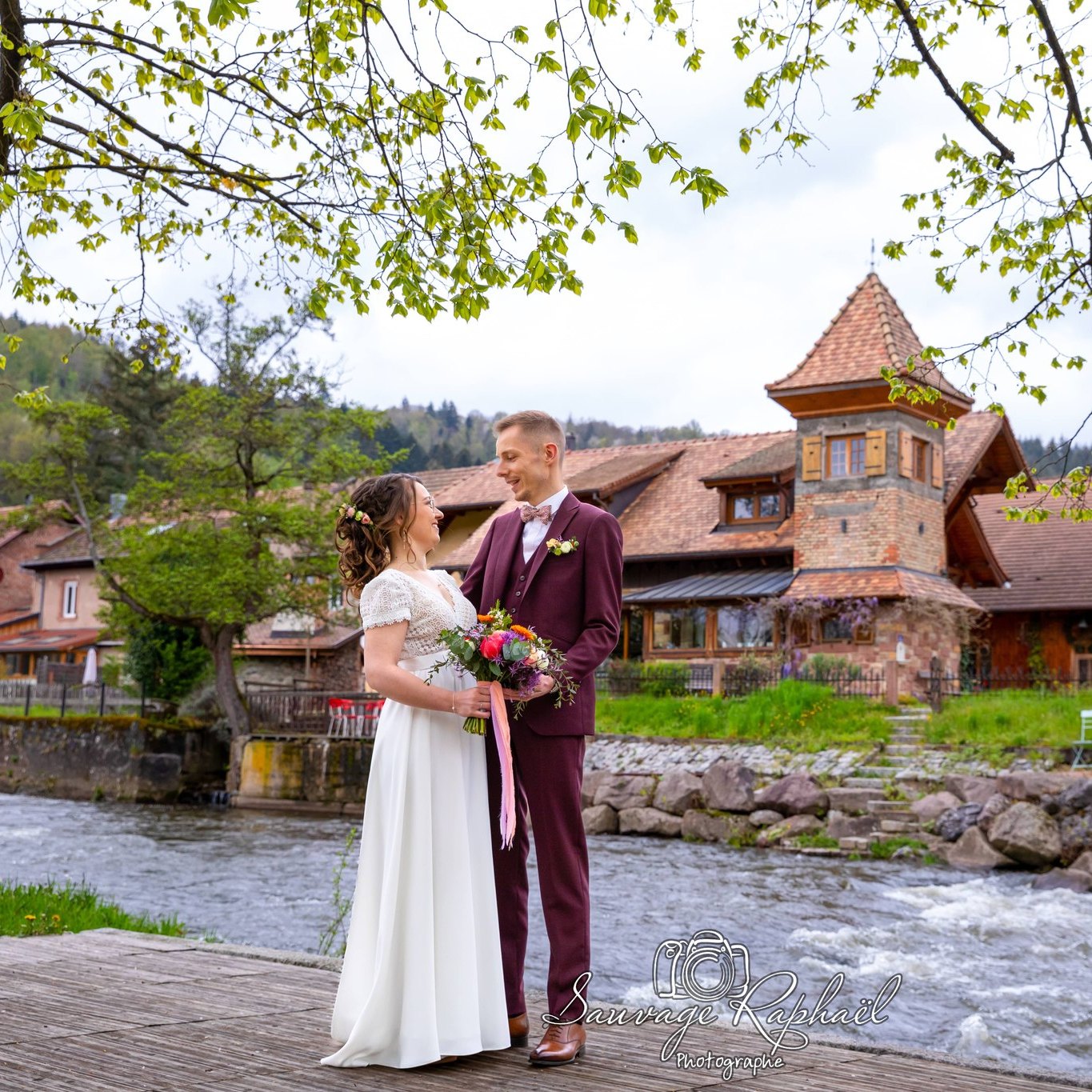 ~??♀️???♂️~
-
Samedi dernier marquait la reprise des mariages pour moi, et le grand jour pour Amelie & Maxime ?.
-
Un jolie cadre verdure à la Drille, de la bonne humeur, un peu de folie et et beaucoup d'amour, tout était réuni pour faire que ce jour reste dans les mémoires de tous ☺️.
Petit extrait de leur magnifique journée ?
-
Encore félicitations aux jeunes mariés ? !!
-
Les photos sont d'ores et déjà disponibles sur mon site internet www.raphael-sauvage.com ?
-
-
-
#mariage2023 #love #beautiful #happy #photography #cute #picoftheday #nature #mariage #wedding #amour #robedemariee #flowers #bouquetdemariée #weddinginspiration #instawedding #weddingphotography #photographer #photographedemariage #couple #shootingphoto #coupleshooting #couplephotographer #couplegoals #instagood #alsace