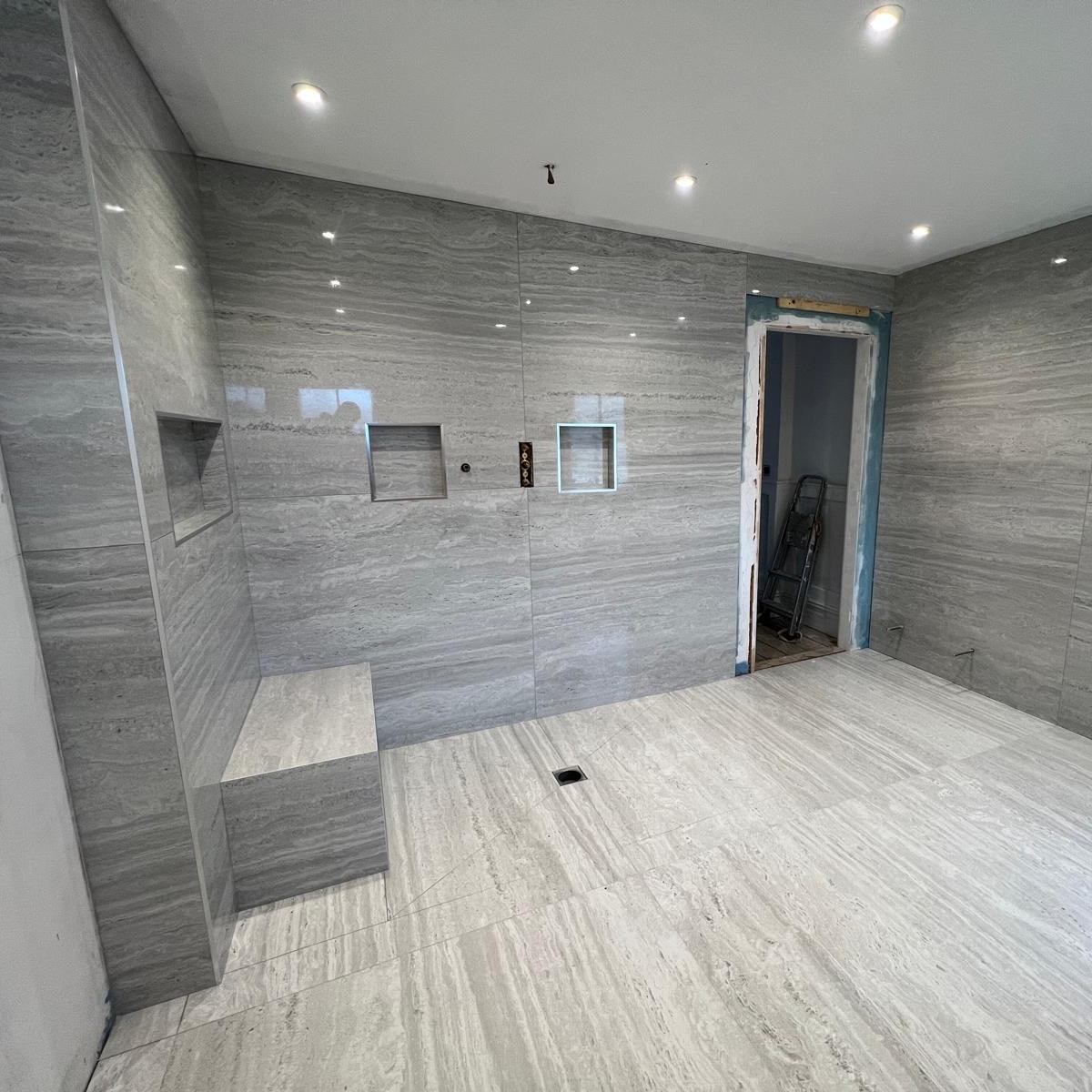 A stunning wetroom transformation featuring a blend of Travertina Gris Gloss and Matt tiles ?
Soft texture, subtle shine — the perfect balance for a calming, spa-like feel.
Supplied by @archi.tile ?✨
#WetroomGoals #TravertinaGris #BathroomInspo #TileDesign #LuxuryBathrooms #GlossAndMatt #InteriorInspo #ArchiTileProjects #architile #wetroom