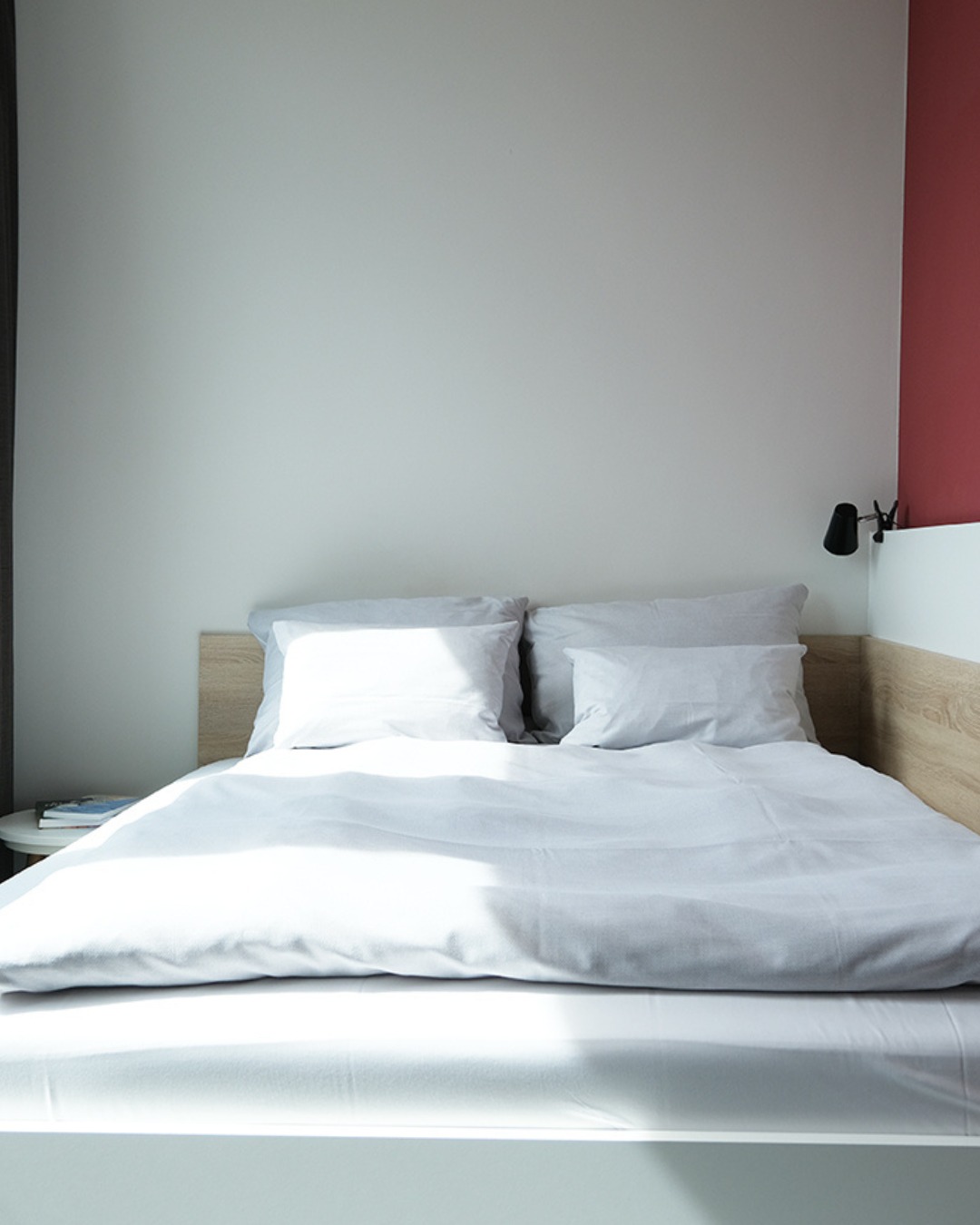 Tür auf, rein, ankommen! Unser Check-in? Unkomplizierter als dein erster Kaffee am Morgen. ☕✨
Und das Bett? So gemütlich, dass du dir überlegst, ob du überhaupt wieder ausziehst. ?
Bleib so lange, wie du willst – wir machen’s dir easy. ?
#GoodLookingSimplicity #EinfachAnkommen #HarburgVibes