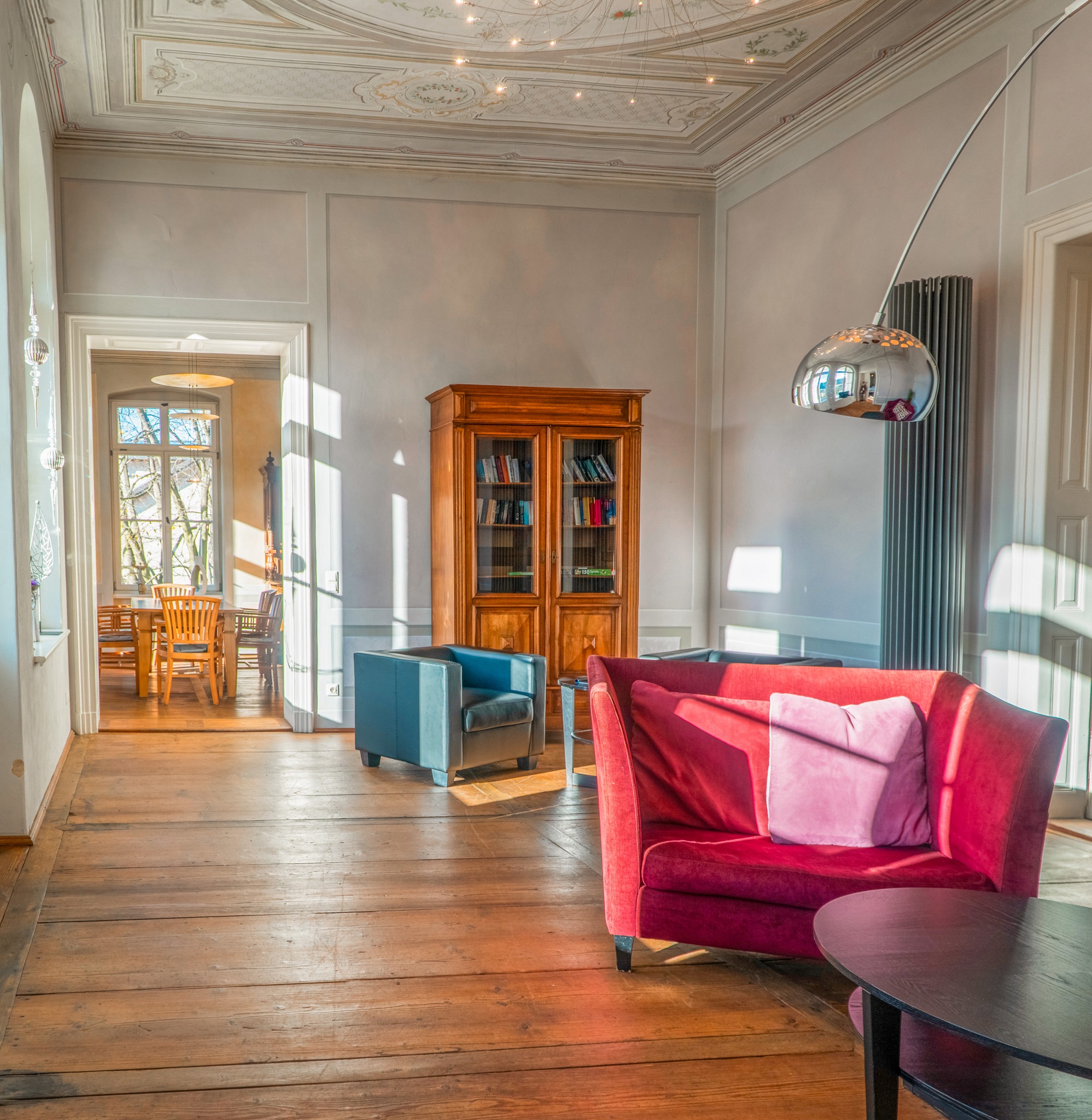 VILLA. APARTMENTS.✨
Unsere Villa Bohemia 3 ist ideal für Familientreffen oder ein gemütliches Miteinander unter Freunden. Dieses Apartment verfügt über 3 Schlafzimmer mit jeweils einem Badezimmer, ein lichtdurchflutetes Wohnzimmer, einen kleinen Balkon, eine große Terrasse und eine geräumige Küche für kulinarische Stunden. Perfekt für 4 bis 6 Personen.
.
.
#villabohemia #albergotoscana #sächsischeschweiz #boutiquehotel #apartments #design #visitsaxony #badschandau #summervacation #elbsandsteigebirge #auszeit #villa