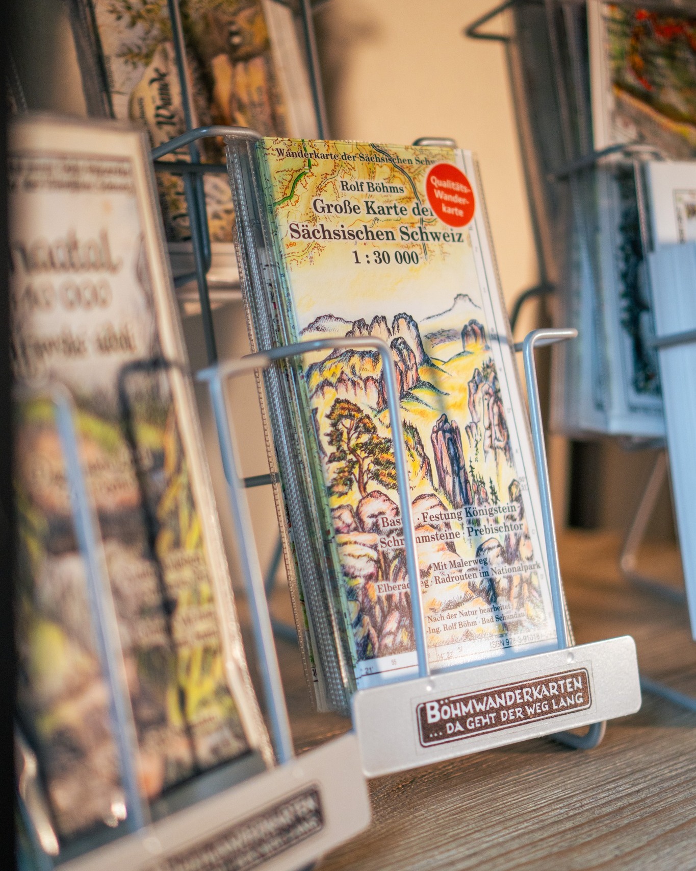 Eine Karte, tausend Möglichkeiten. ?️✨
Jeder Weg ein neues Kapitel – entdeckt mit uns die Sächsische Schweiz fernab vom Trubel.
Tipp: Viele schöne Routen starten direkt vor unserer Haustür!
#albergotoscana #sächsischeschweiz #elbsandsteigebirge #wandernmachtglücklich #hiking #saxonswitzerland #boutiquehotel