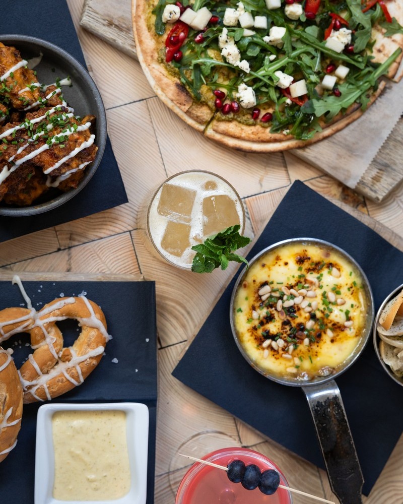 Kokteilar og deiliréttir - finnur ekki betri blöndu! ???
Í apríl er gjafabréfið okkar, kokteilar og deiliréttir fyrir tvo, á sérstöku tilboðsverði! ?
Skoðaðu gjafabréfið hér: https://www.icelandhotelcollectionbyberjaya.com/is/gjafabref/slippbarinn/kokteilar-og-deilirettir-a-slippbarnum ?