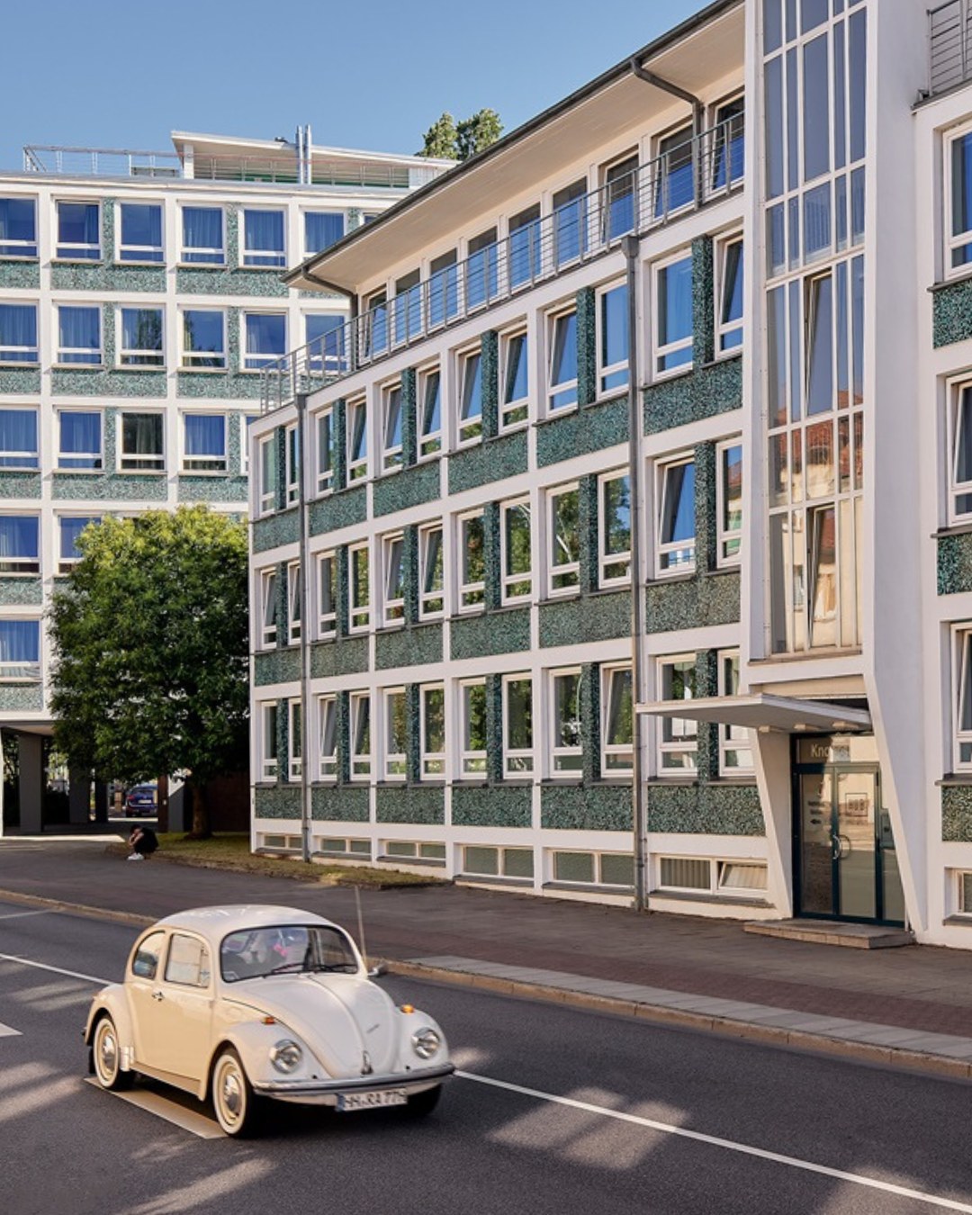 Hier ziehst du nicht einfach irgendwo ein. Du ziehst in ein Stück Hamburger Architekturgeschichte. Clean, ikonisch, zeitlos.
 
 #HubApartments #Harburg #Vintage