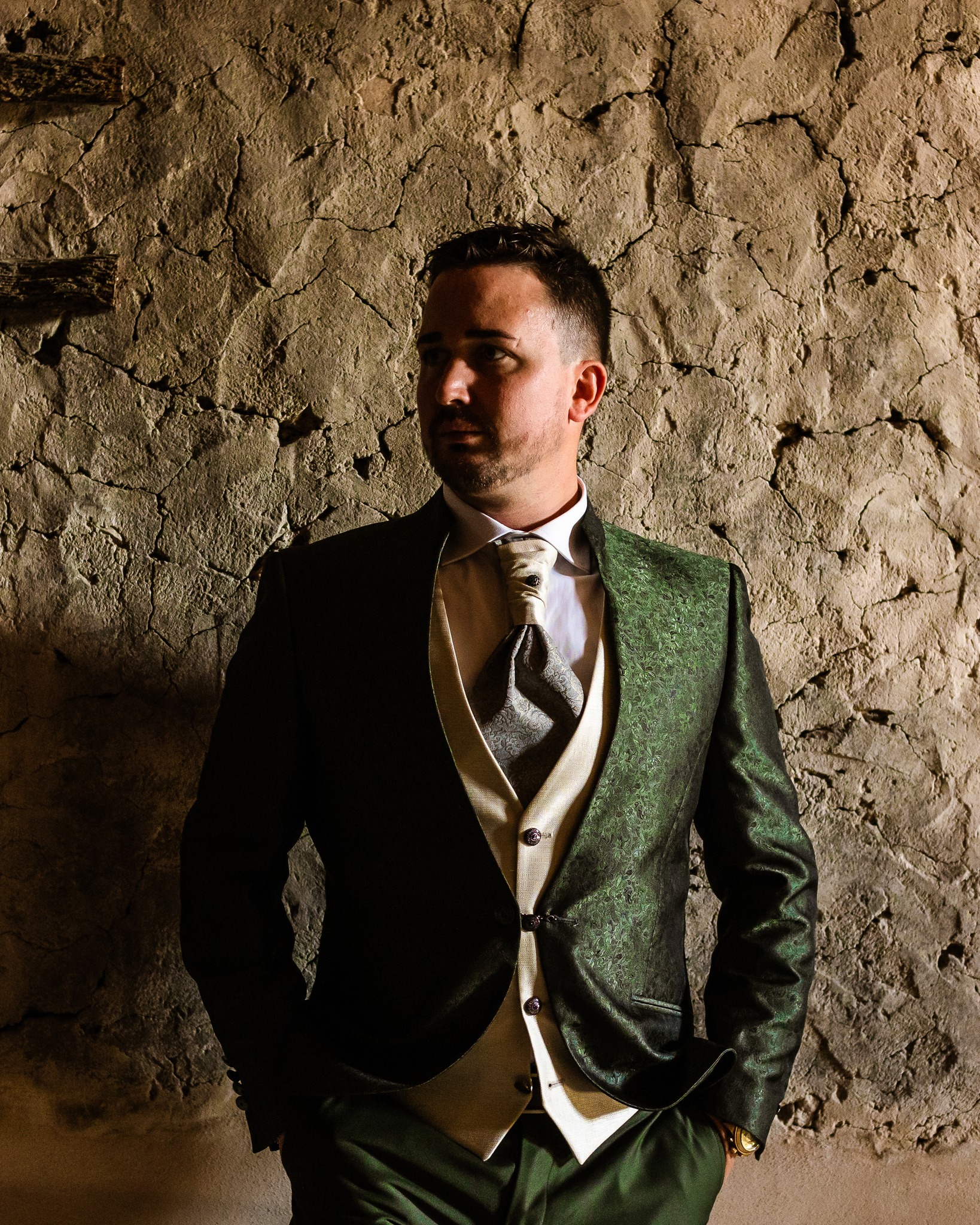 En el día de su boda, la elegancia del novio se distingue por cada detalle: Desde cómo se acomoda la corbata hasta la chispa en sus ojos, demuestra un estilo que no se puede ignorar. Pero lo mejor no es solo el traje, sino la confianza con la que lo lleva.
En este día tan especial, el novio es como el símbolo viviente de un amor que va a durar para siempre, y su elegancia queda grabada en la memoria de todos los que están ahí para verlo. ¡Puro estilo y amor en un solo paquete! ❤️
➡️ Y aquí os dejo una ley no escrita: hasta que el novio no se quita la americana ¡nadie se la quita!
@aceroceremonia @sabinataeventos @sonvicvell @turquesacatering @tonibennasarhairdresser
www.priscalagunaphotographer.com
#weddingphotographermallorca #weddingday #mallorcaphotographer #priscalagunaphotographer #majorcaphotographer #sabinataeventos #sonvicvell #weddingcremony #trajedenovio
