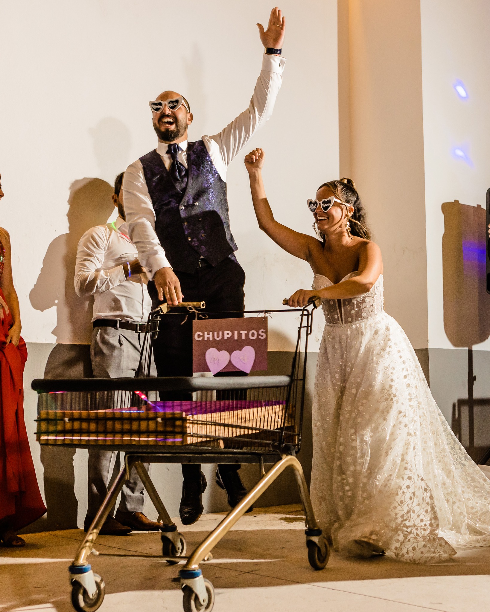 Así se abre la discoteca por todo lo alto, ¡con un carrito de chupitos! ??
Marina y Vladi iniciaron su baile nupcial (hasta aquí todo normal), con una coreografía muy bonita y romántica. Cuando de repente, BOOM ?, sacaron unas gafas de sol, cambió la música y destaparon este carrito lleeeeeeeno de chupitos. Si es que las bodas son unos fiestones, ¡me encantan!
Organización y catering: Villa Valens por @bernardovichbodasyeventos
? www.priscalagunaphotographer.com
#bodamallorca #weddingphotographermallorca #weddingday #couplegoals #mallorcaphotographer #priscalagunaphotographer #majorcaphotographer #fotografobodamallorca #villavalens