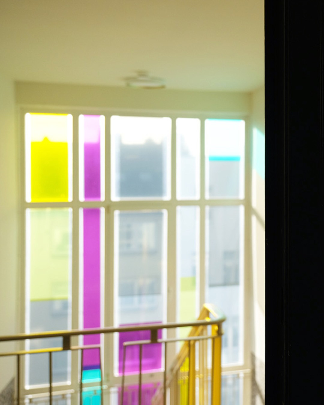 Manchmal reicht die Sonne und ein bisschen Glas – und plötzlich wird aus einem Flur ein echter Hingucker.
 
 Das HUB Harburg überrascht an Ecken, mit denen man nicht rechnet. Nice, oder?
 
 #HubApartments #Harburg