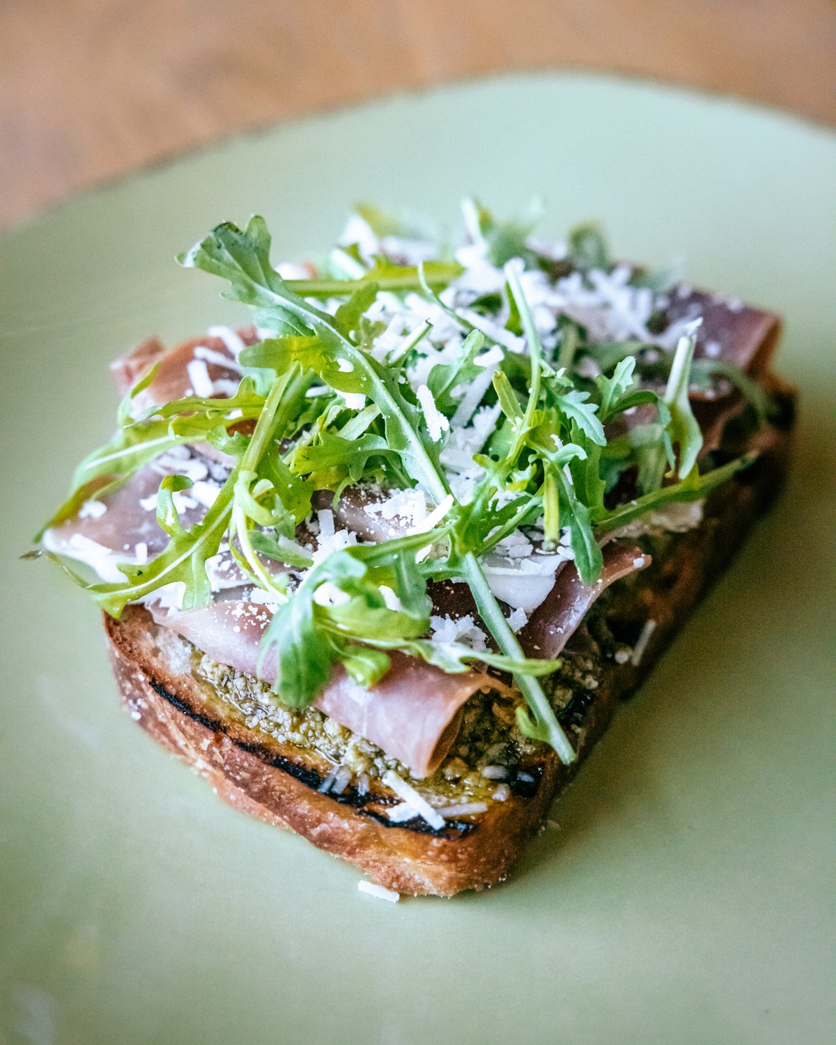 Þú finnur þessi nýbökuðu súrdeigsbrauð á hádegisseðlinum okkar!
Súrdeigsbrauð með hráskinku, hummus eða avókadó ???
Hádegisseðilinn er í boði frá 12-15 alla daga ?