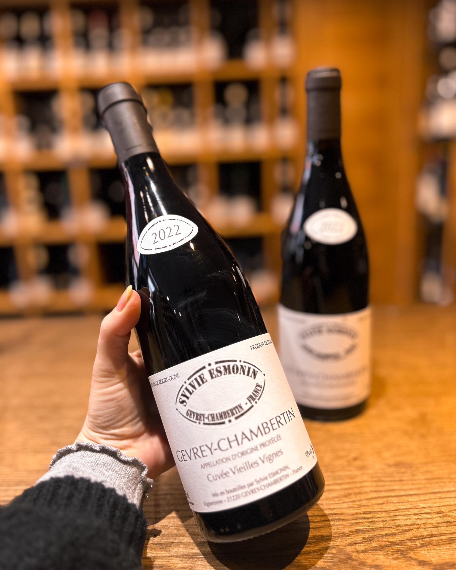 Au cœur de Gevrey-Chambertin, le Domaine Esmonin cultive l’excellence depuis plusieurs générations ?
Un domaine familial où le Pinot Noir s’exprime avec une sincérité rare, entre respect des traditions et sens aigu du terroir.
Sylvie Esmonin, à la tête du domaine, perpétue un savoir-faire hérité de son père avec passion et précision. Chaque cuvée reflète l’identité des parcelles : des vins ciselés, profonds, toujours empreints d’élégance.
Nous avons eu un vrai coup de cœur pour leur Gevrey-Chambertin, pur et vibrant, qui incarne tout l’esprit de la Bourgogne. Ne tardez pas à découvrir ce flacon à l’équilibre remarquable !
#vinostrada #vinostradastrasbourg #caviste #cavistestrasbourg #caveavin #winelover #sylvieesmonin #vinsdebourgogne #domainesylvieesmonin #burgundywine #gevreychambertin #vieillesvignes #vin #terroirbourguignon
L’abus d’alcool est dangereux pour la santé, à consommer avec modération.