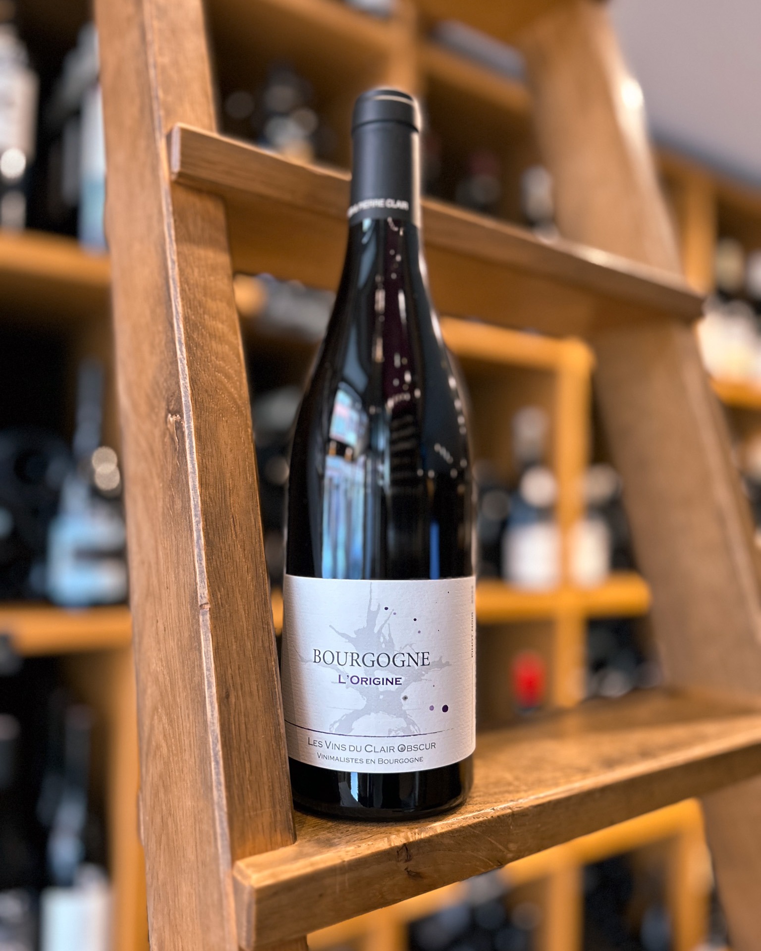 Entre lumière et mystère, le Domaine du Clair Obscur cultive l’art du vin en harmonie avec la nature ?
Niché en Bourgogne, ce domaine familial travaille ses vignes en bio et en biodynamie pour révéler toute la pureté du terroir ? Ici, pas de chimie ni d’artifice. Jennyfer et Pierre Clair choisissent de vinifier chaque cuvée naturellement pour offrir une expression sincère et vivante du vignoble.
Prêts à plonger dans l’univers envoûtant du Clair Obscur ?
#vinostrada #vinostradastrasbourg #caviste #cavistestrasbourg #caveavin #winelover #domaineduclairobscur #vinsdebourgogne #burgundywine #lesvinsduclairobscur #vinsnaturels #cotedebeaune #vinsbio #biodynamie #vin #nature #terroirbourguignon
L’abus d’alcool est dangereux pour la santé, à consommer avec modération.