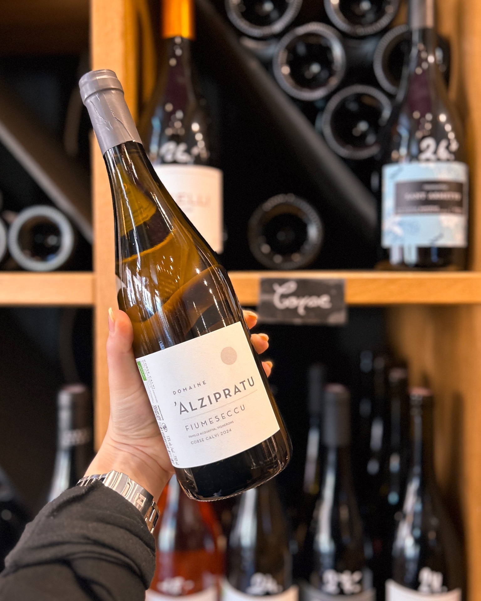 Oeufs, agneau, chocolat : les bons accords de Pâques ?
Entre l’agneau fondant, les légumes printaniers et les douceurs chocolatées, c’est l’occasion rêvée de sortir de beaux flacons. Voici nos suggestions pour des accords aussi savoureux qu’élégants !
? Asperges vertes rôties au beurre citronné et oeufs mimosas & @domainealzipratu Corse Calvi